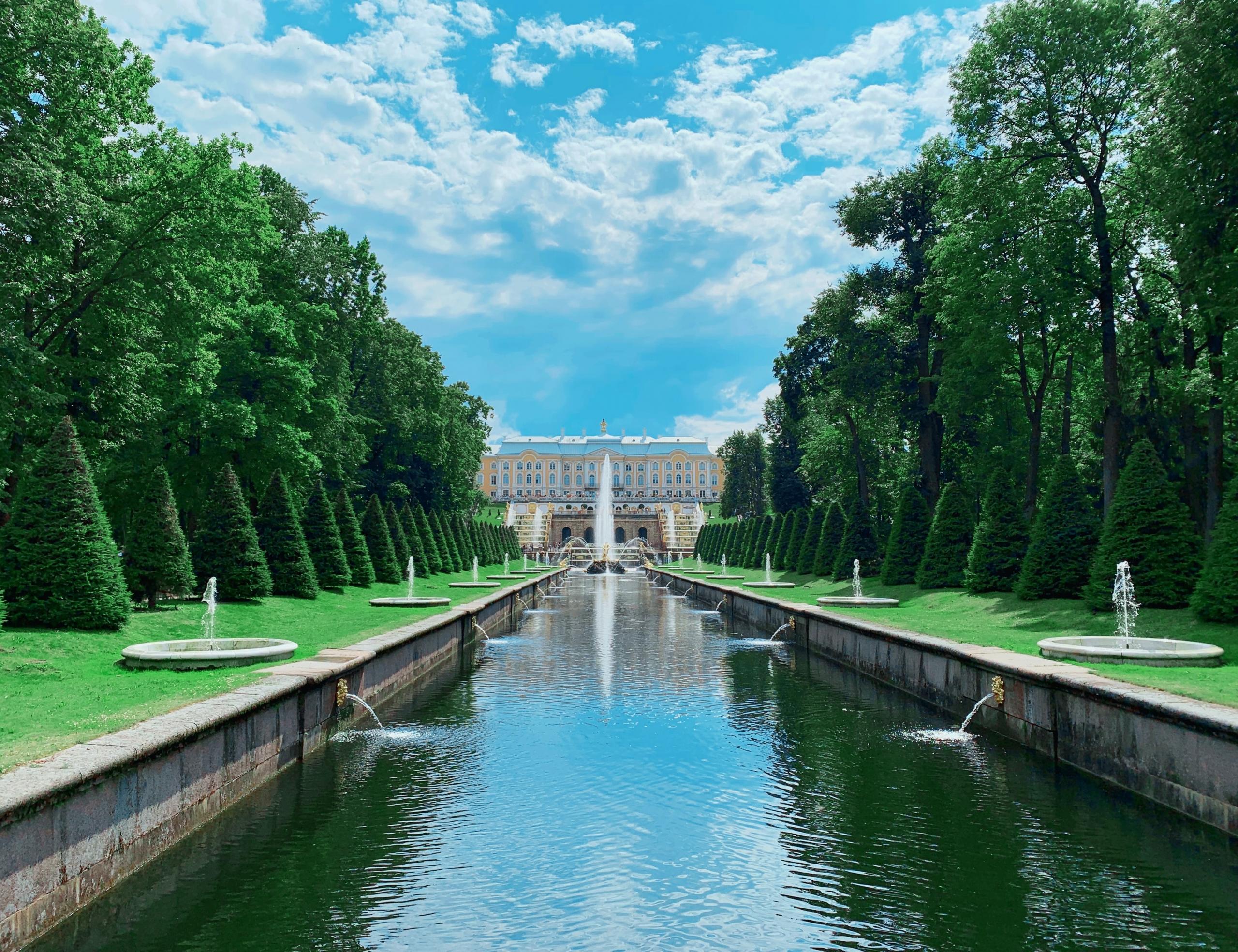 En imponerande byggnad i slutet av en kanal i Sankt Petersburg.