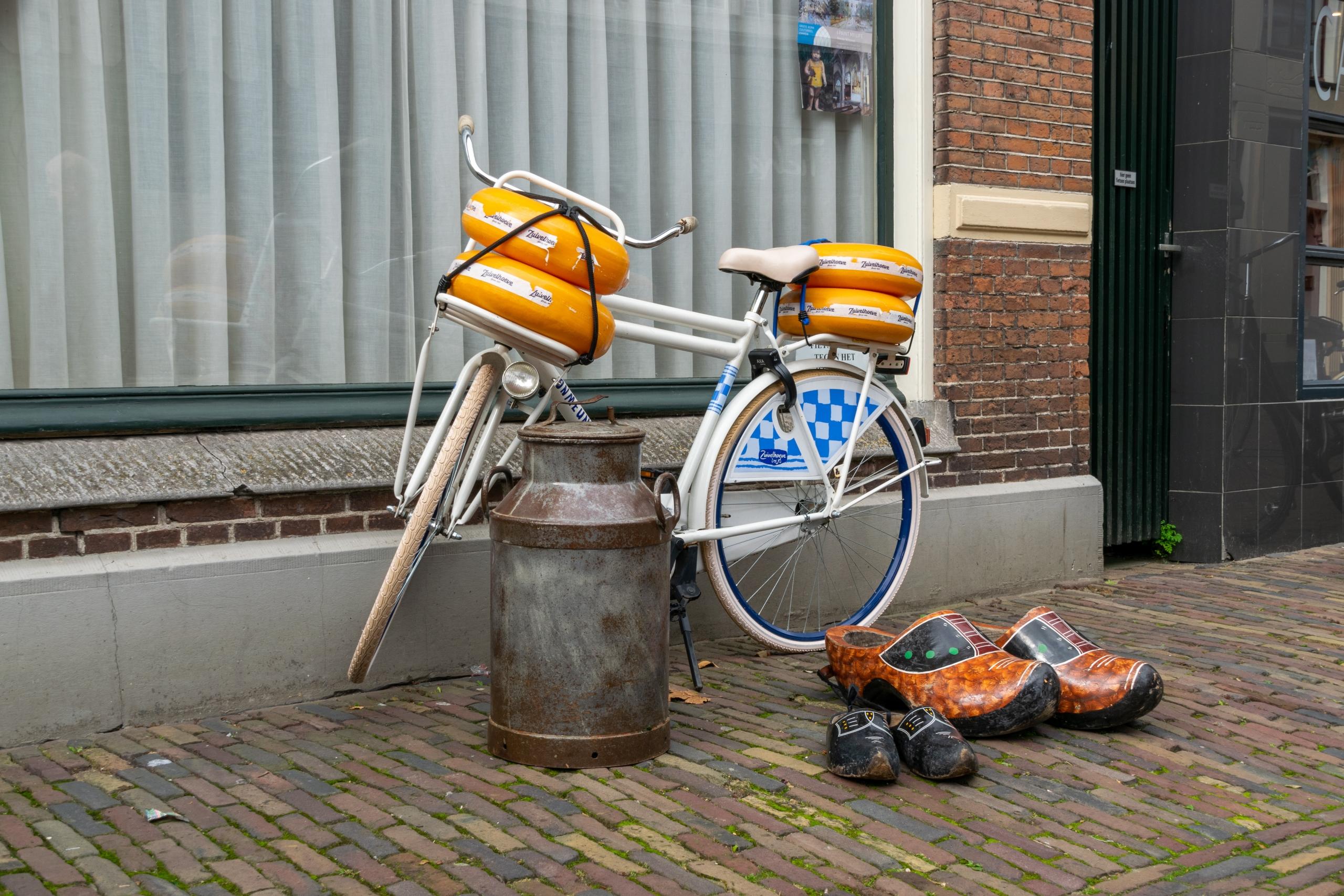 Holländska klassiker, ost, cykel och tofflor på gatan
