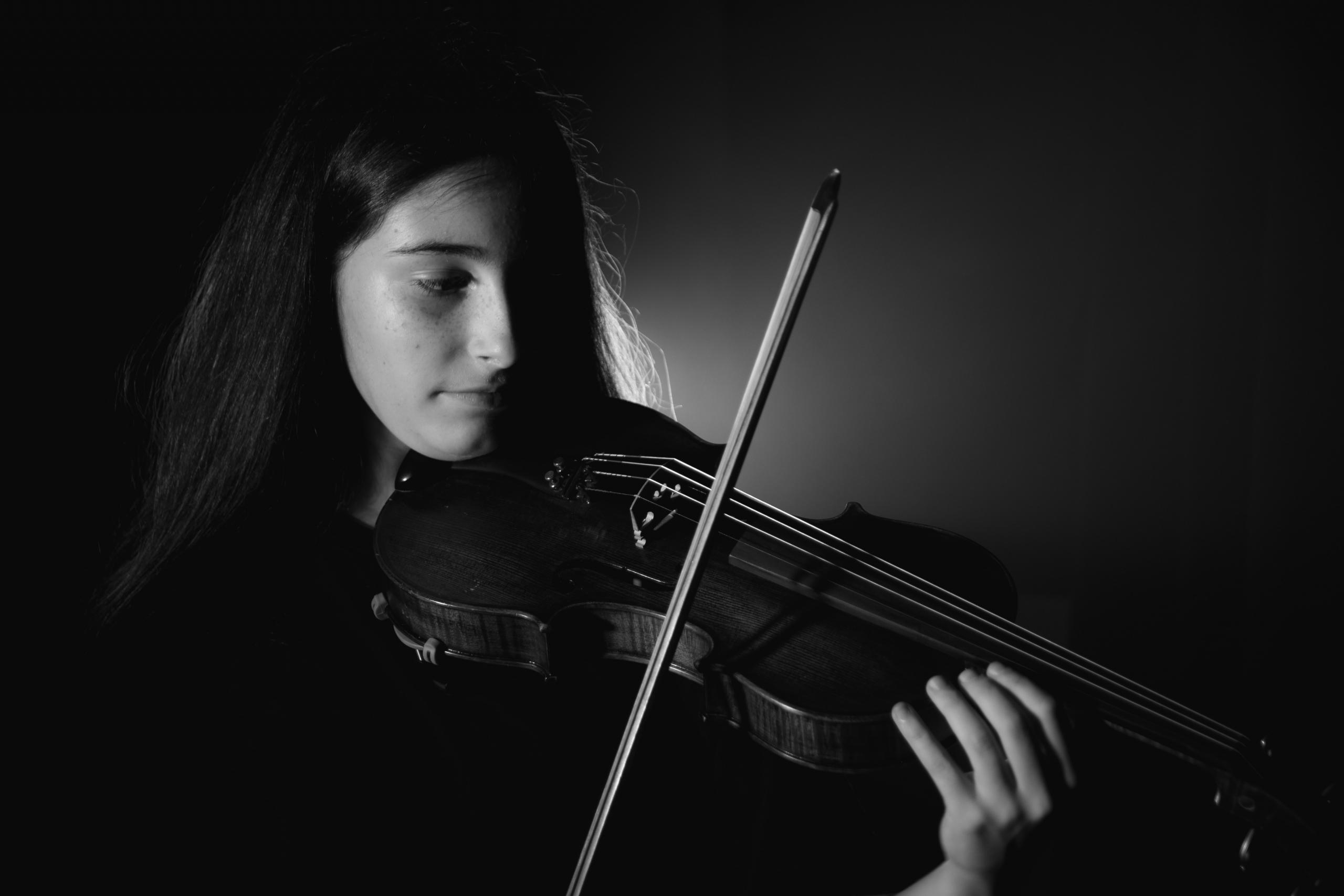 Ung violinist övar på fiol