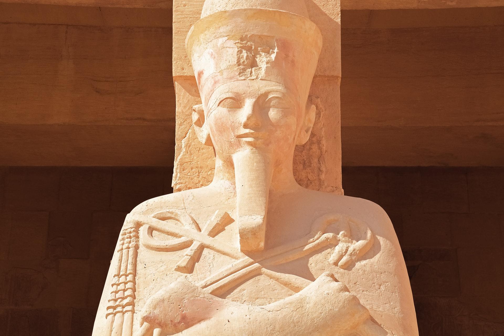 Skulptur föreställande en egyptisk farao