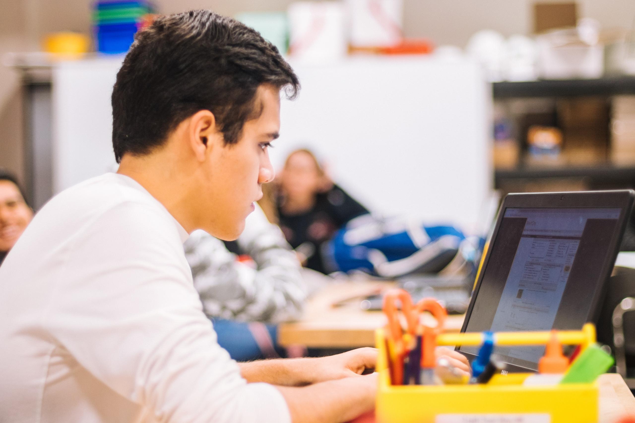 En elev som studerar programmering i ett klassrum.