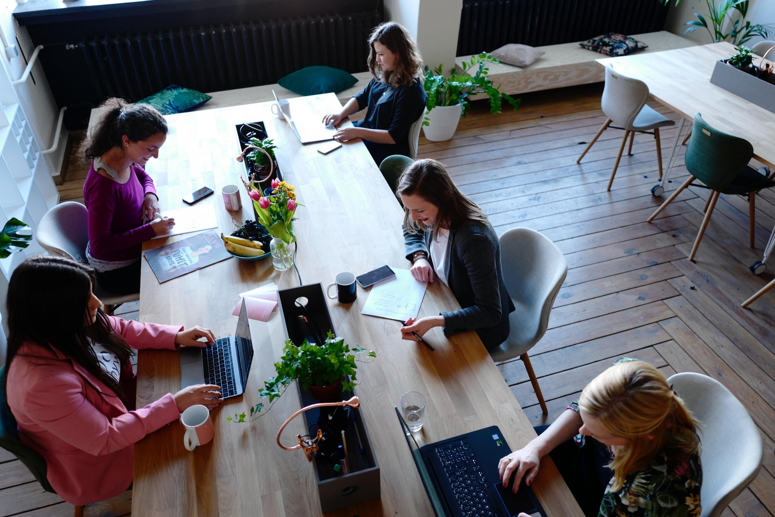 En grupp elever skriver på sina uppsatser tillsammans.