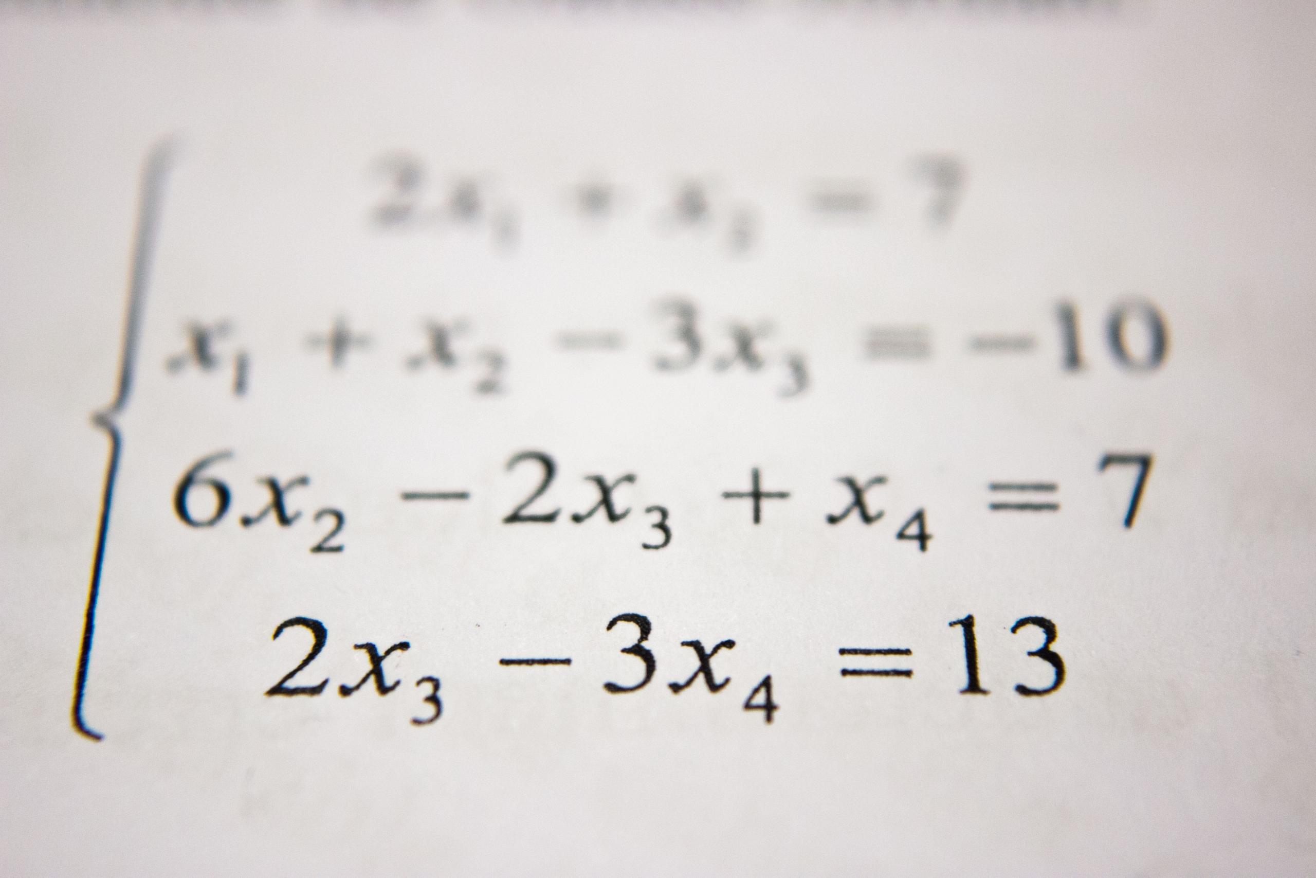 Matematiska ekvationer på ett arbetsblad i matematik.