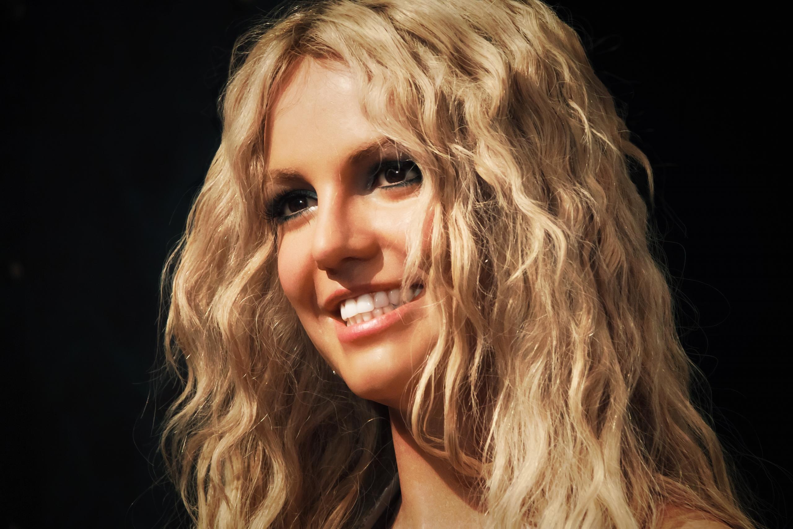 En stort leendes Britney Spears.