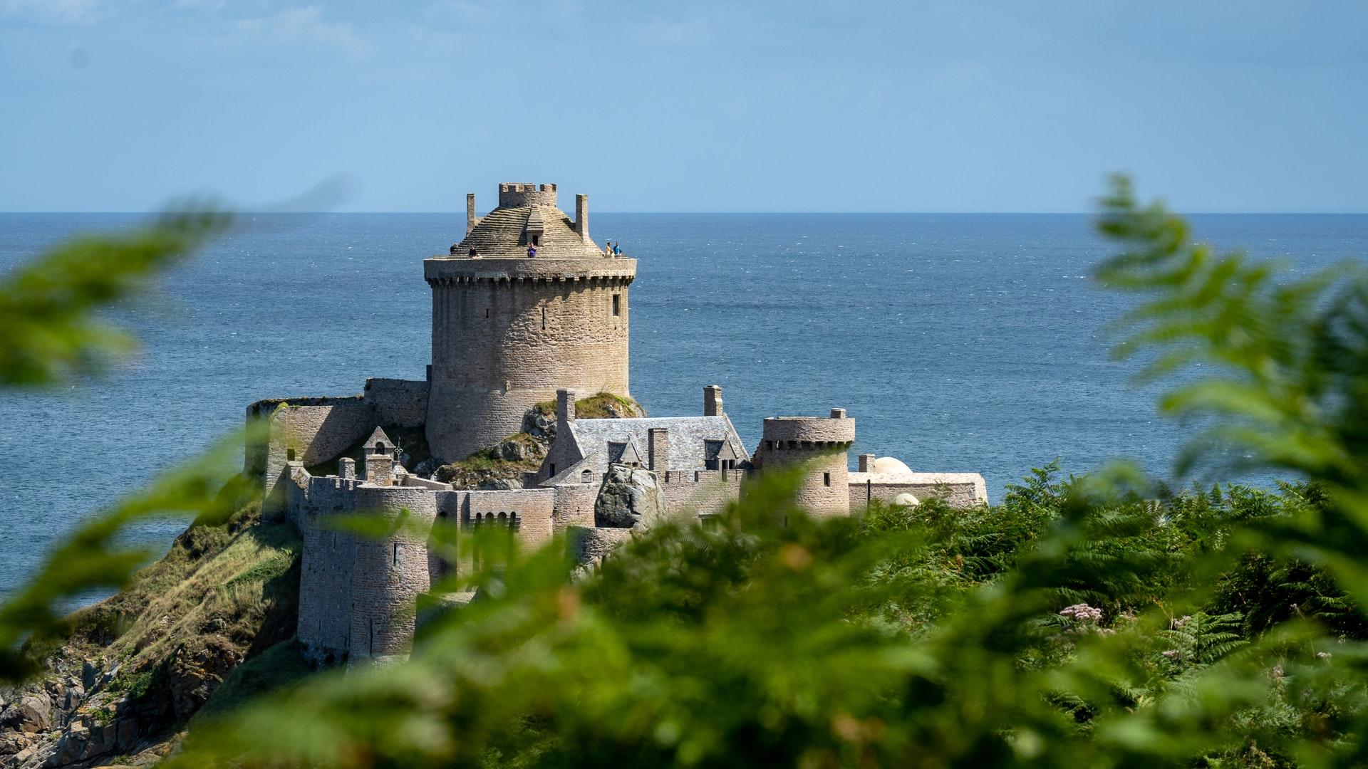 Borg vid havet i Bretagne