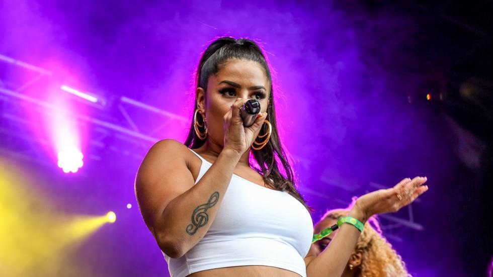 Linda Pira på scen under musikfestival 