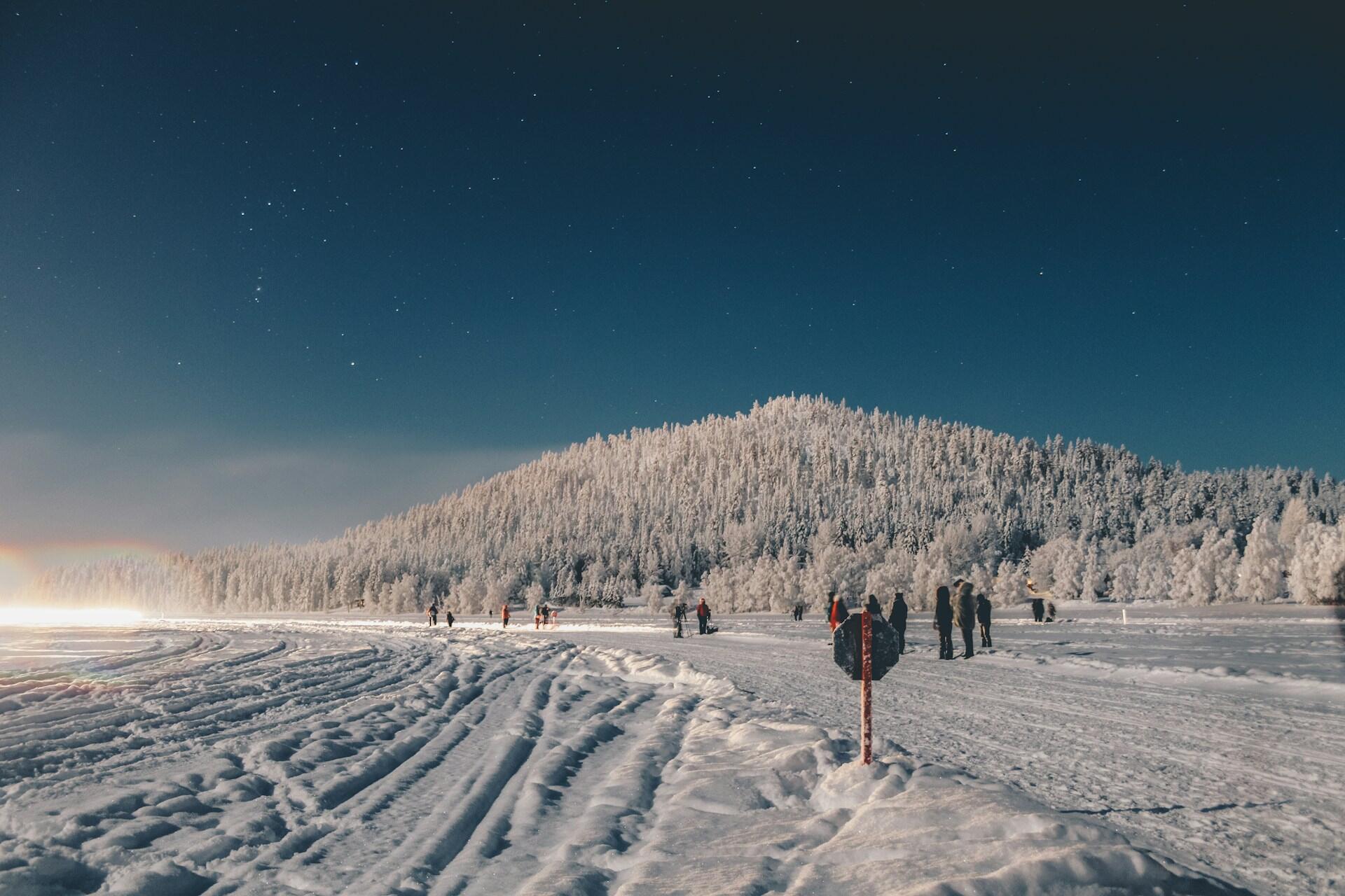 Bild på snö och stjärnor i Lappland i norra Sverige.