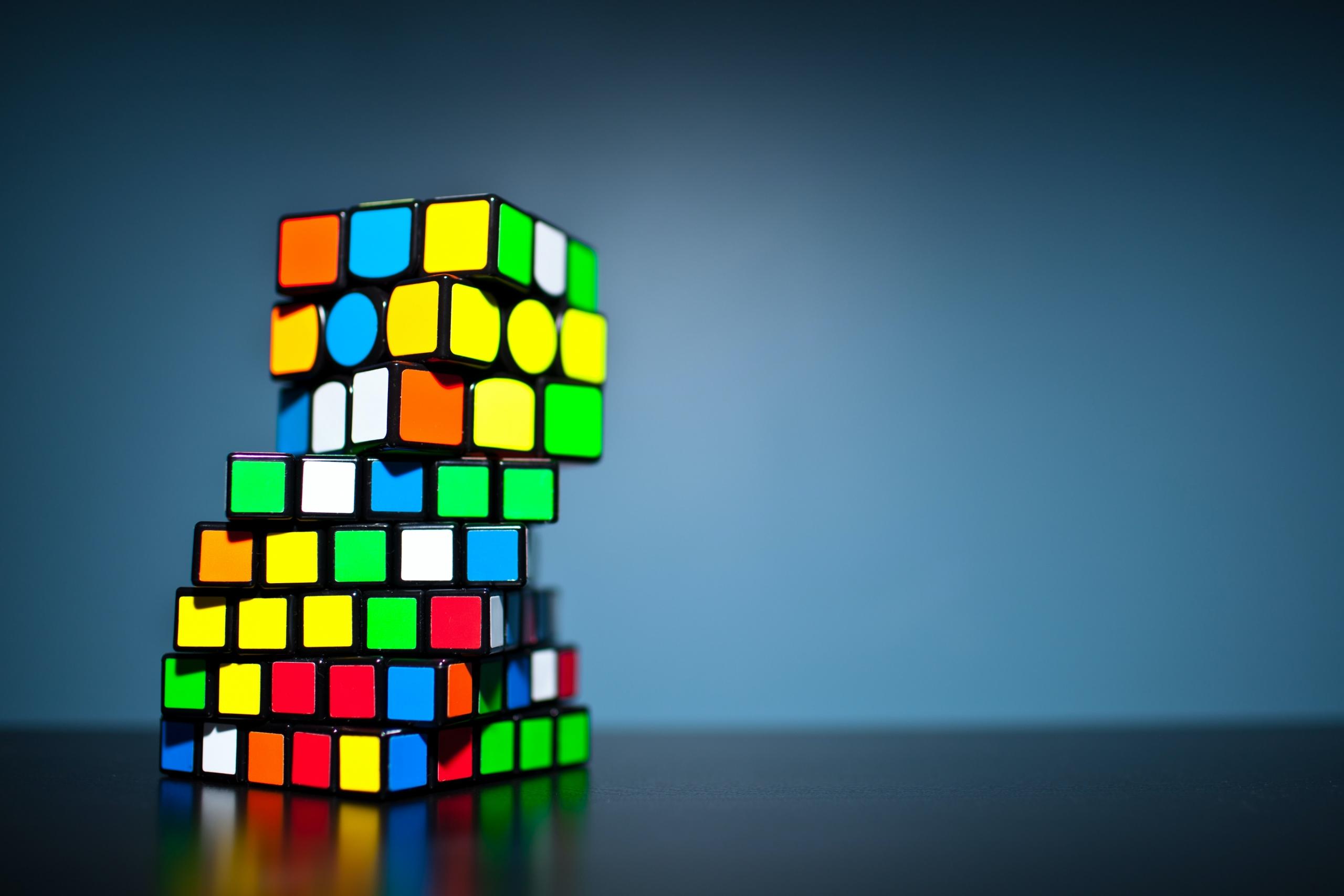 Rubiks-kuber staplade ovanpå varandra.