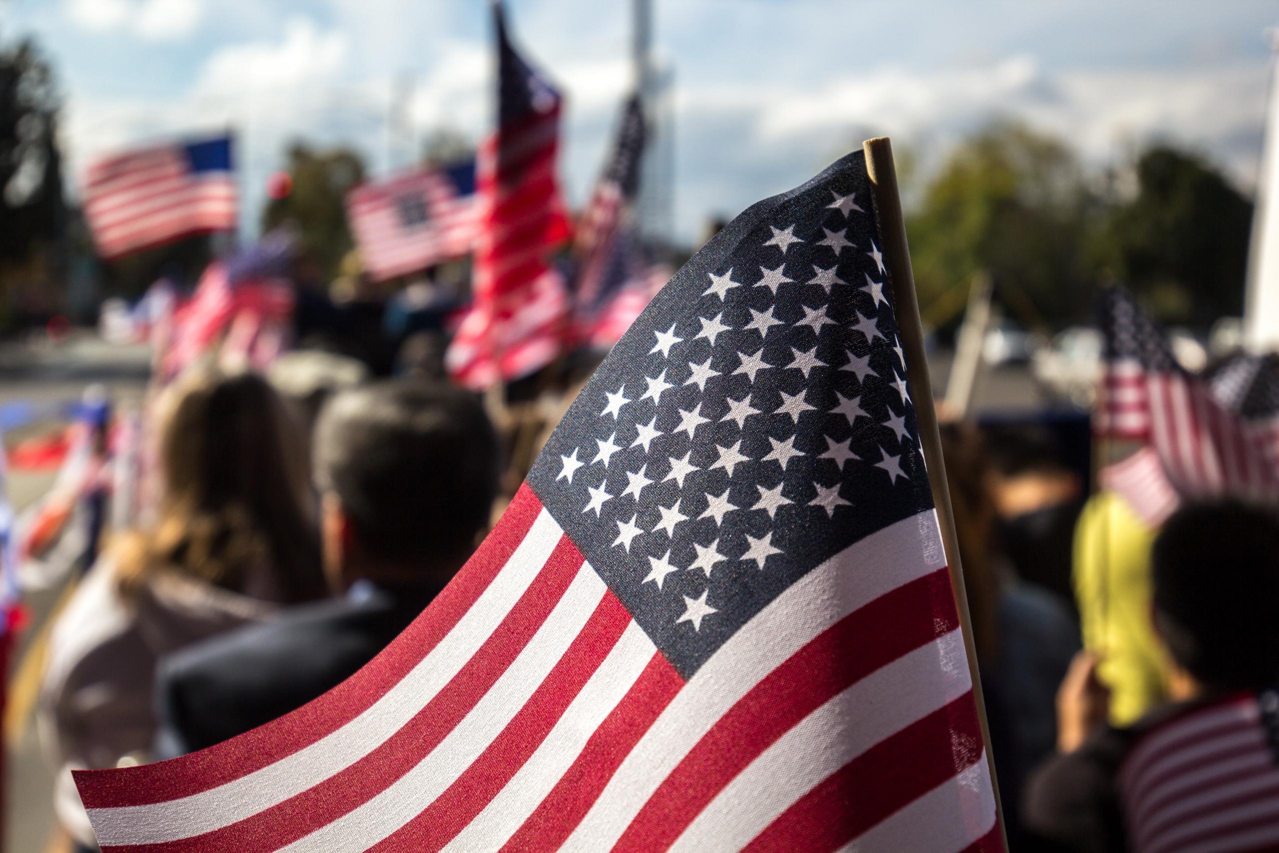 Den amerikanska flaggan under en 4th July parad