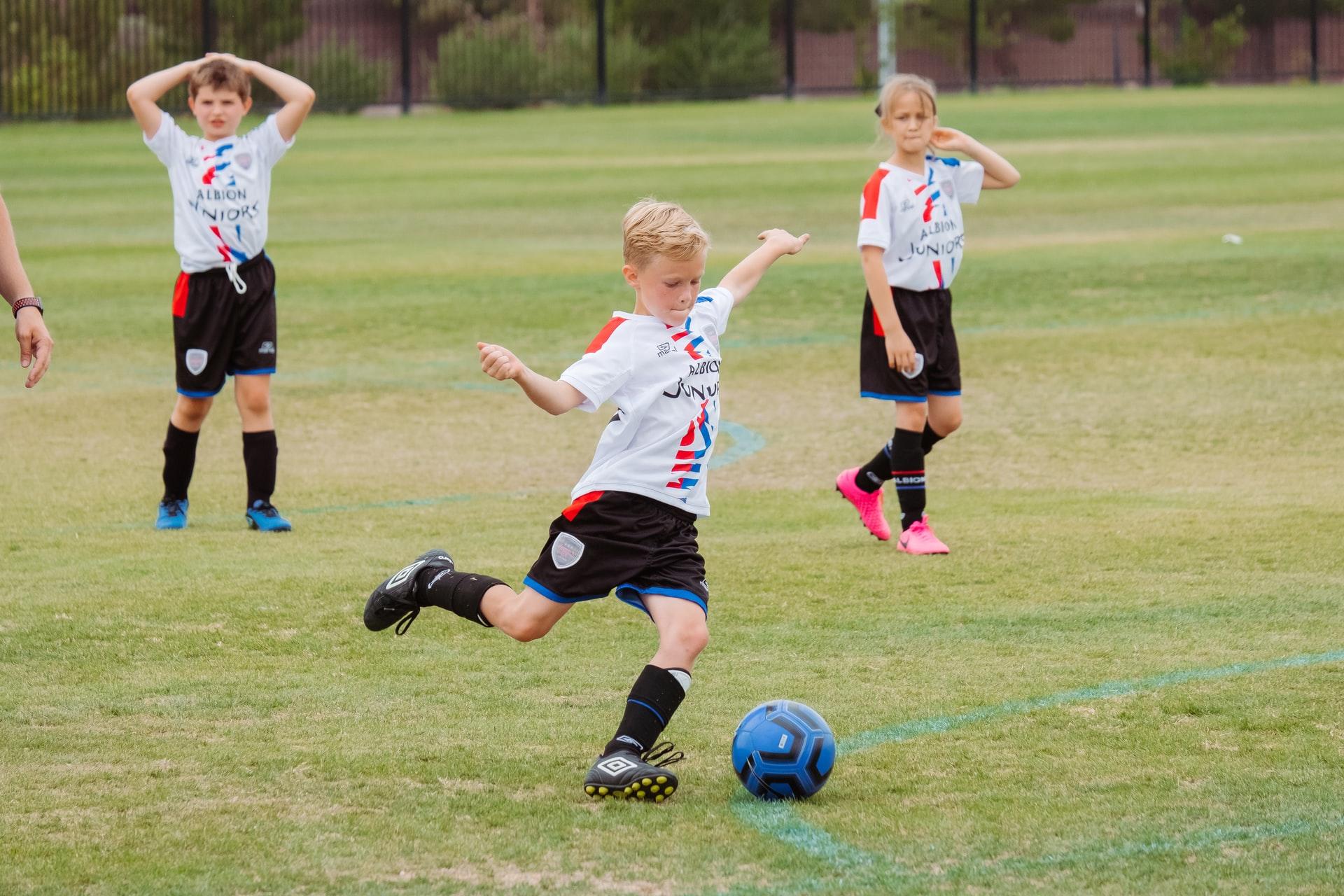 Barn som spelar fotboll
