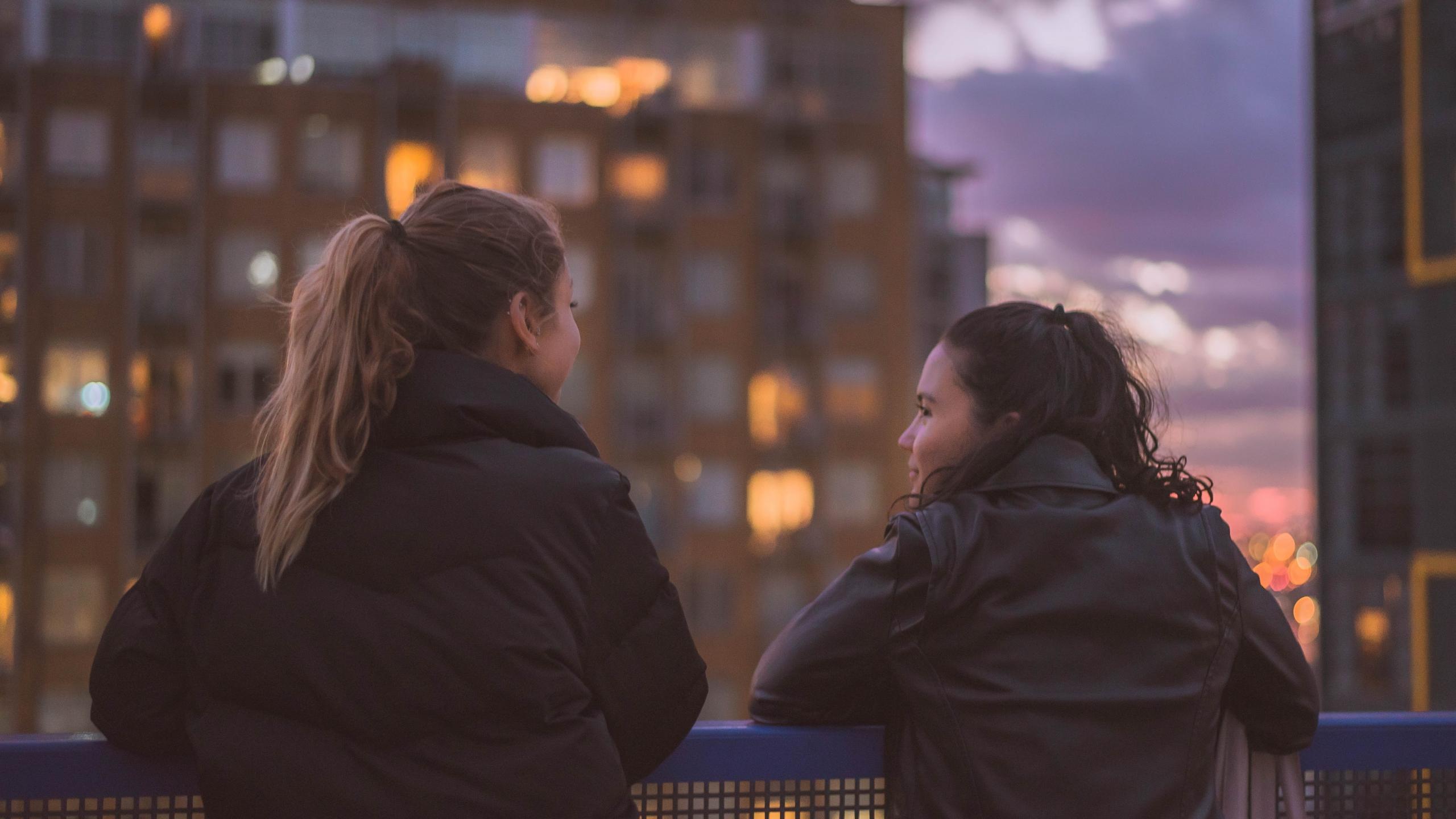 En student övar sin tyska med en tysk modersmålstalare.