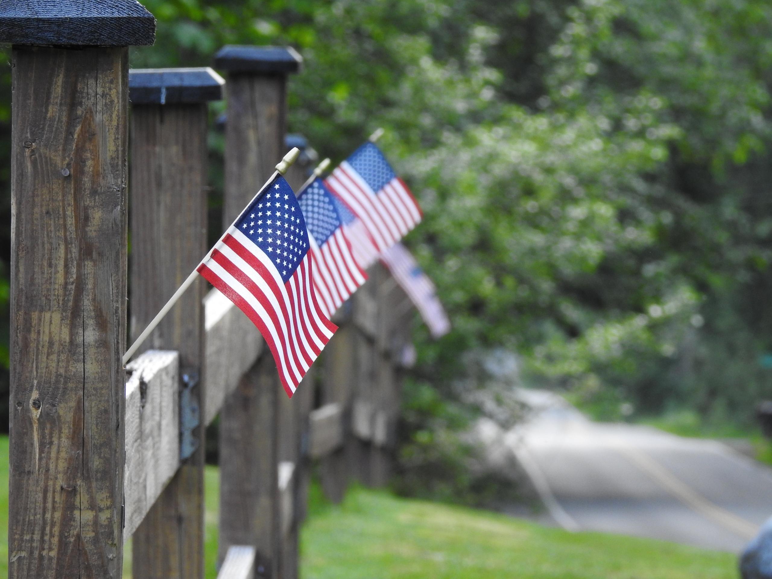 Amerikanska flaggan längs staket i USA