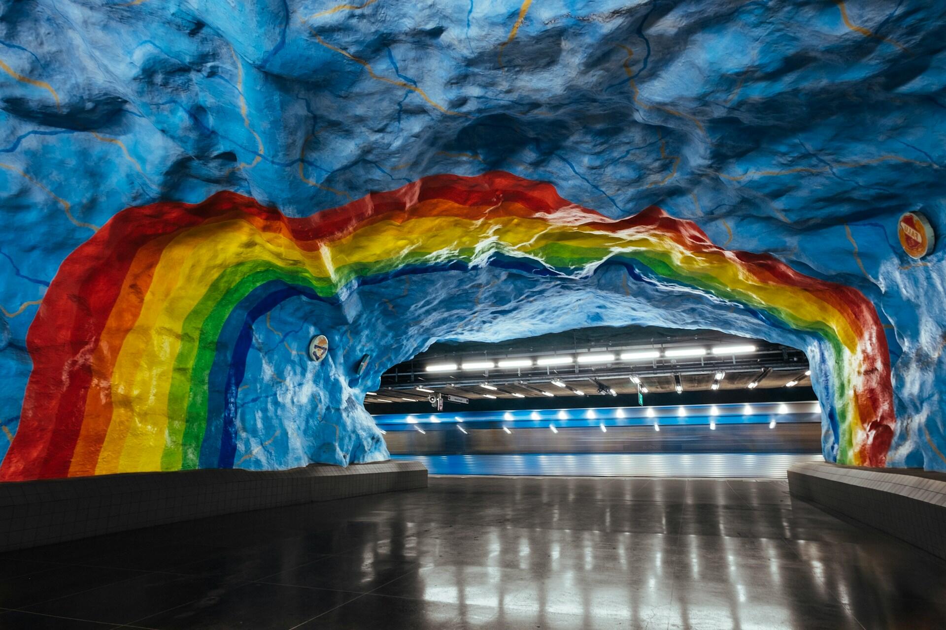 Tunnelbanestation i Stockholm med målning av regnbåge.