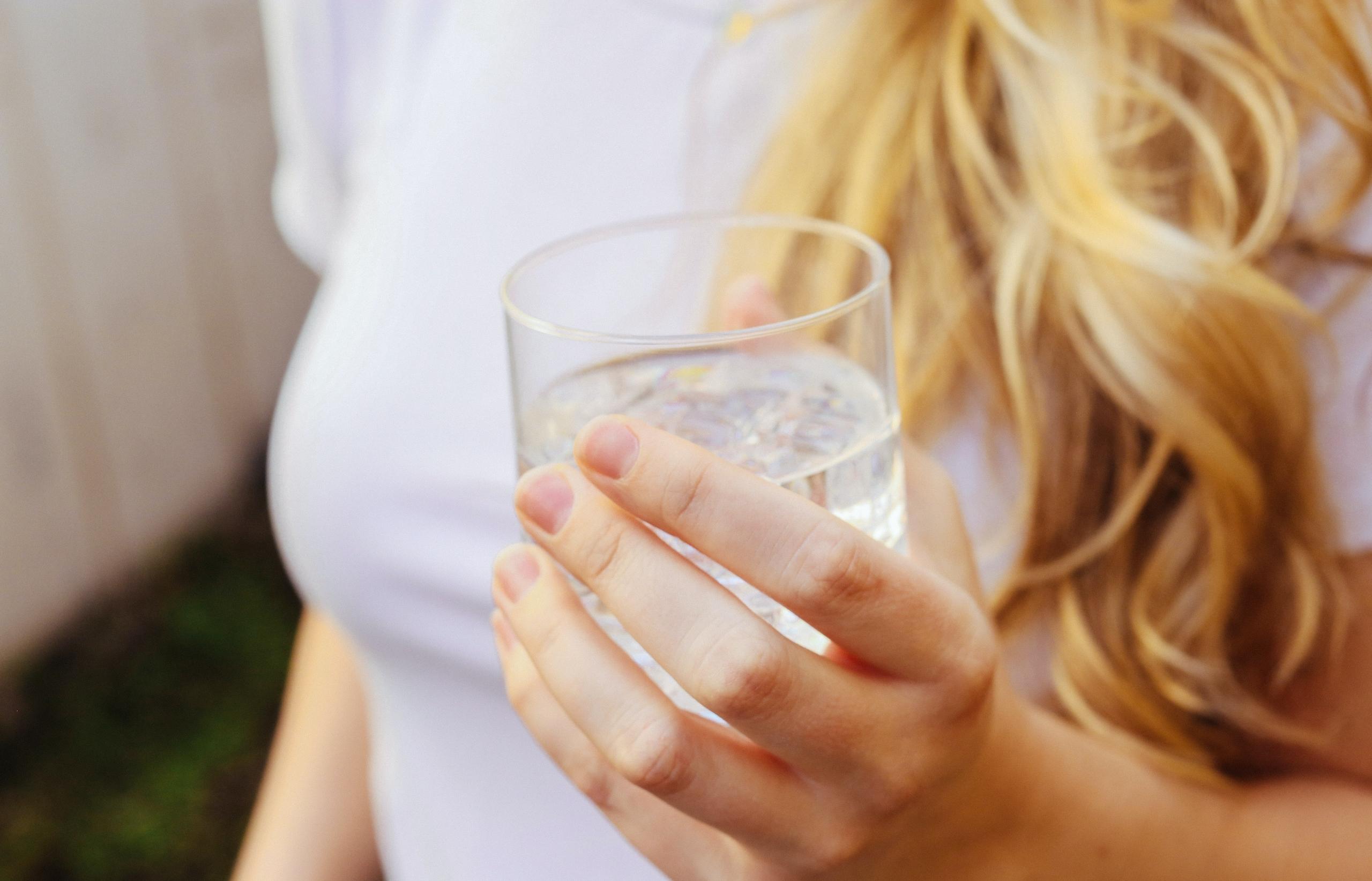 En sångelev har ett glas vatten till hands för att kunna vårda rösten.