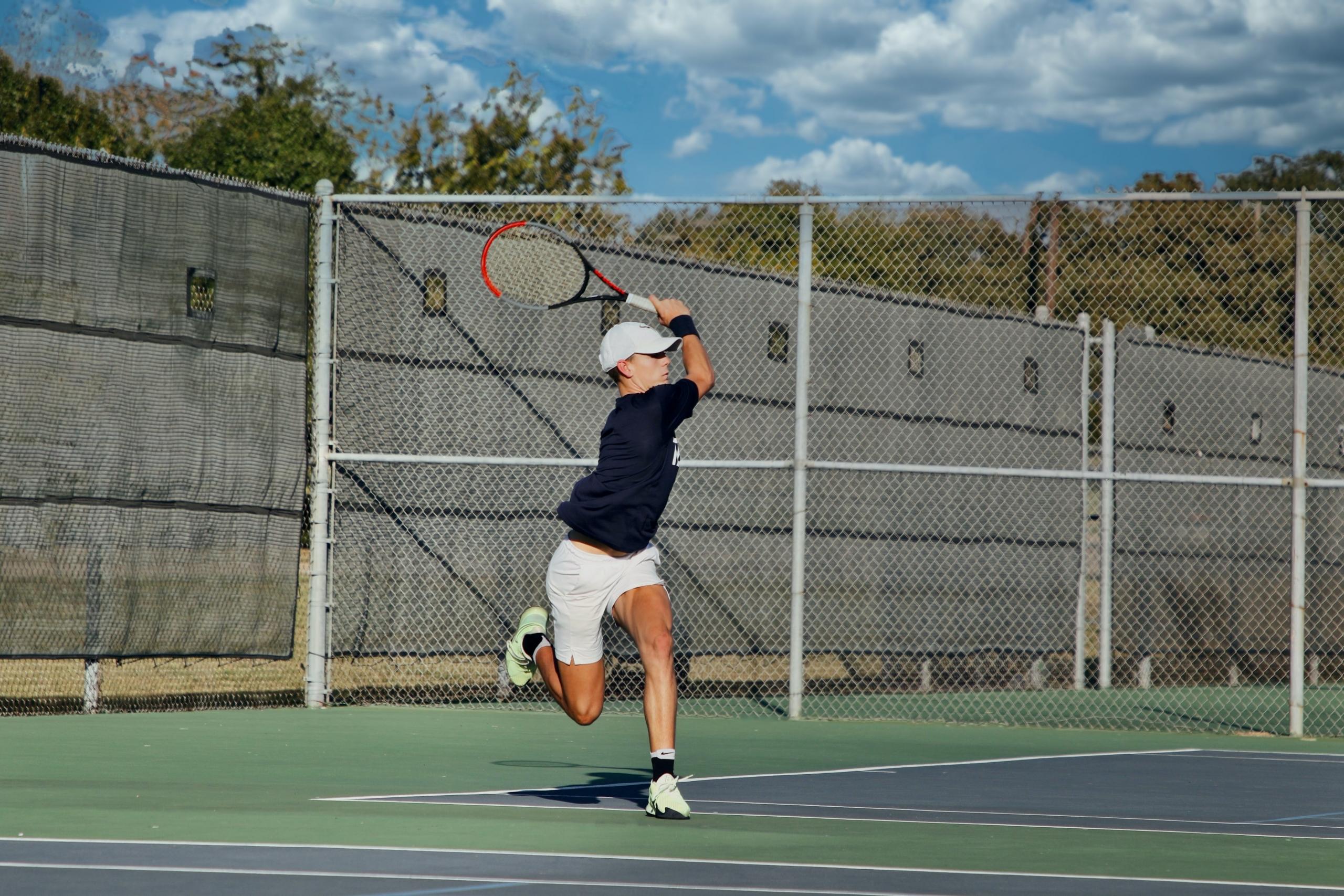Tennisspelare mitt i match