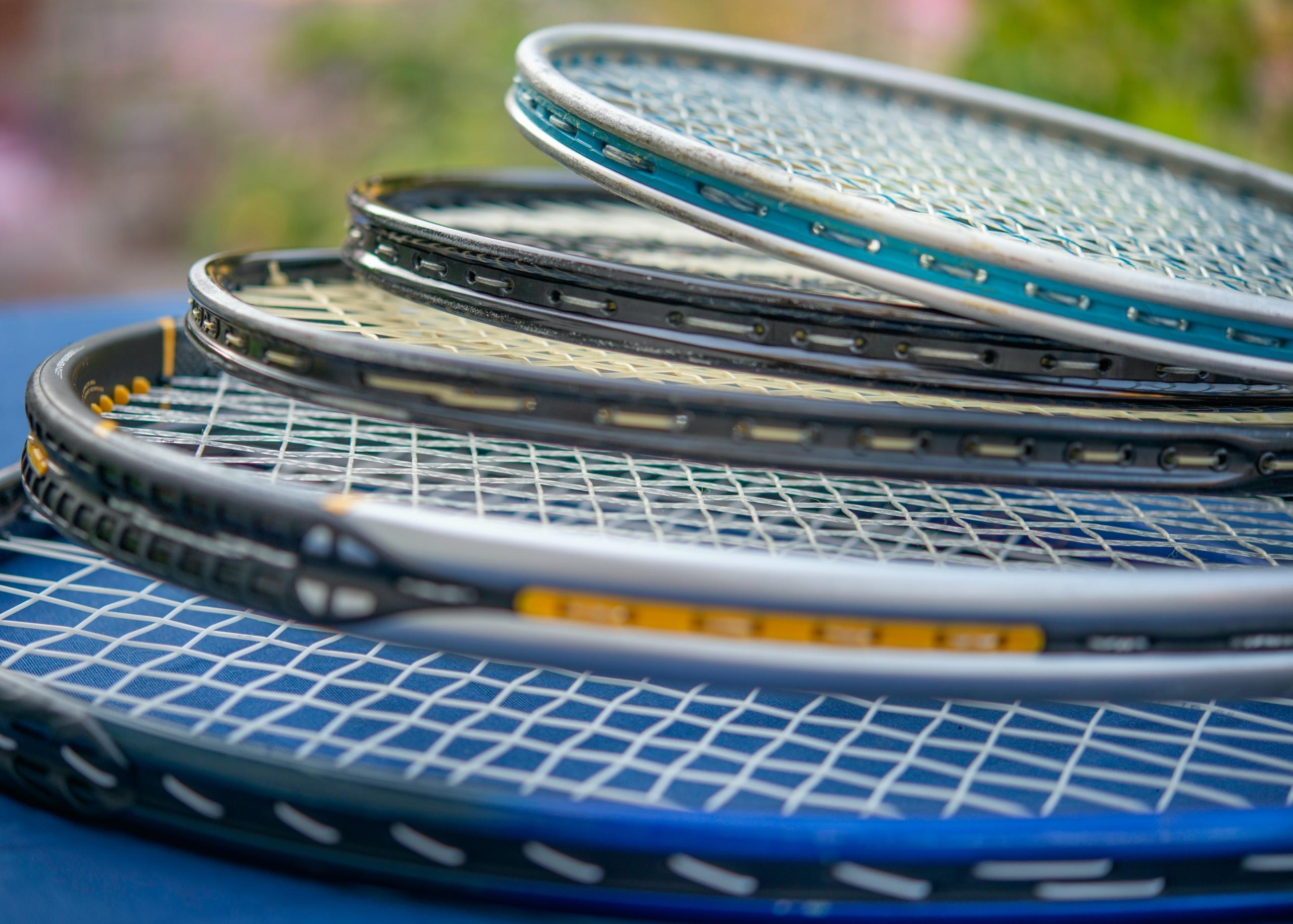 Fem tennisracket på hög