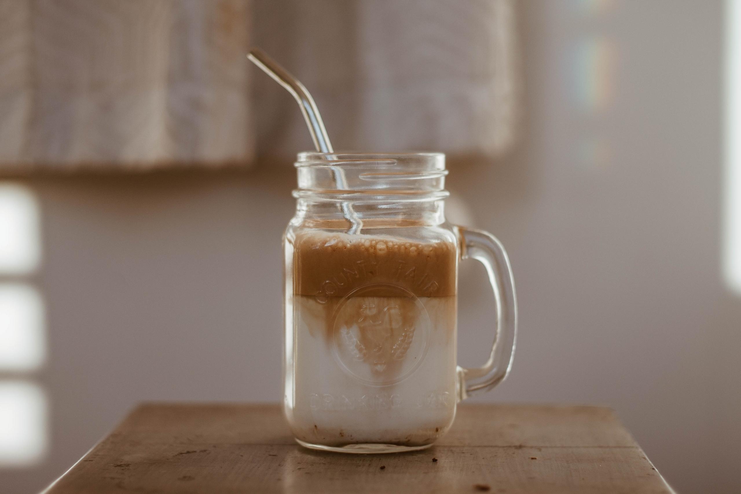 Kaffe med mjölk i en diffusionsprocess som beror på flera aspekter.