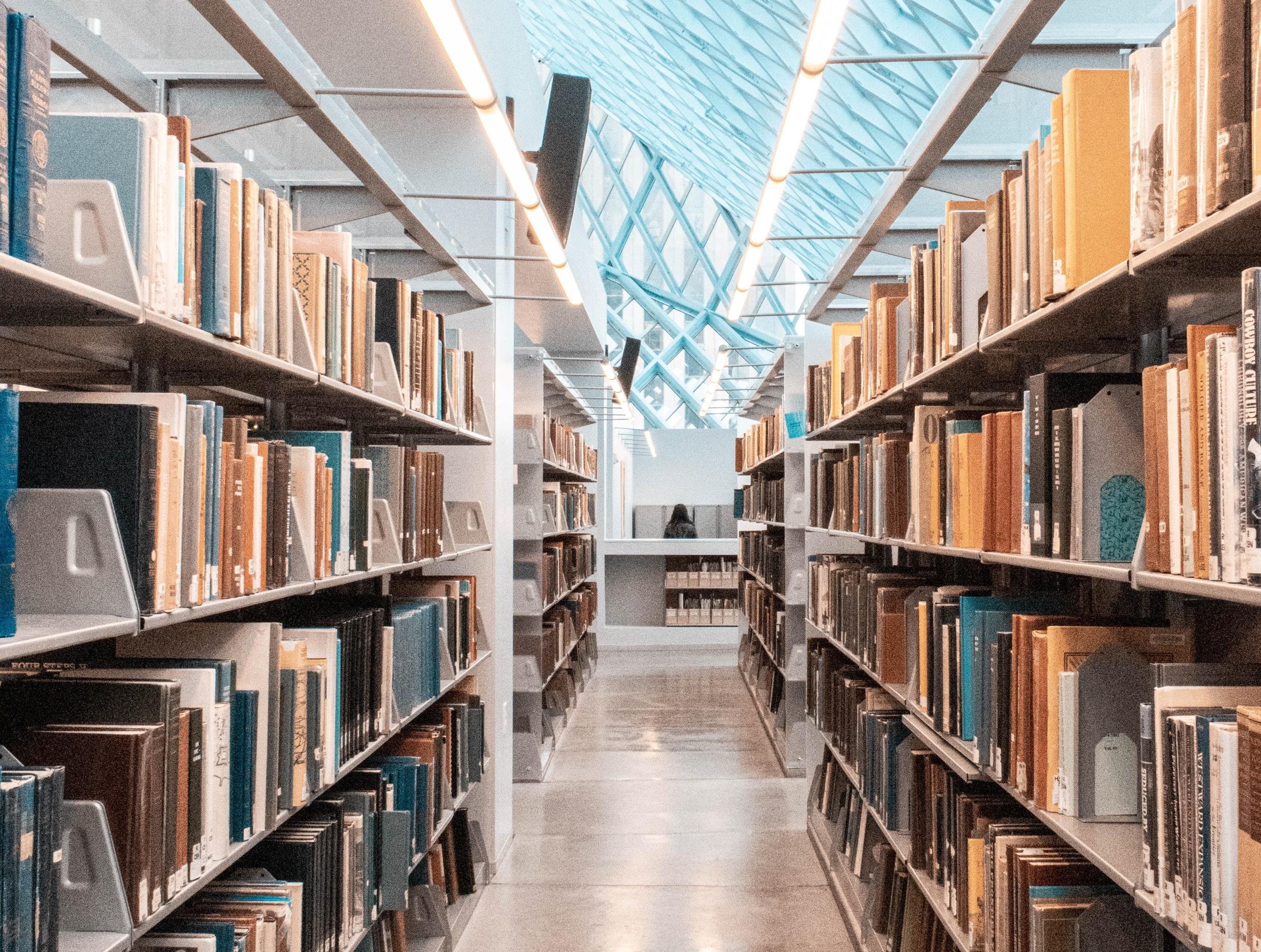 en korridor ned i ett universitetsbibliotek