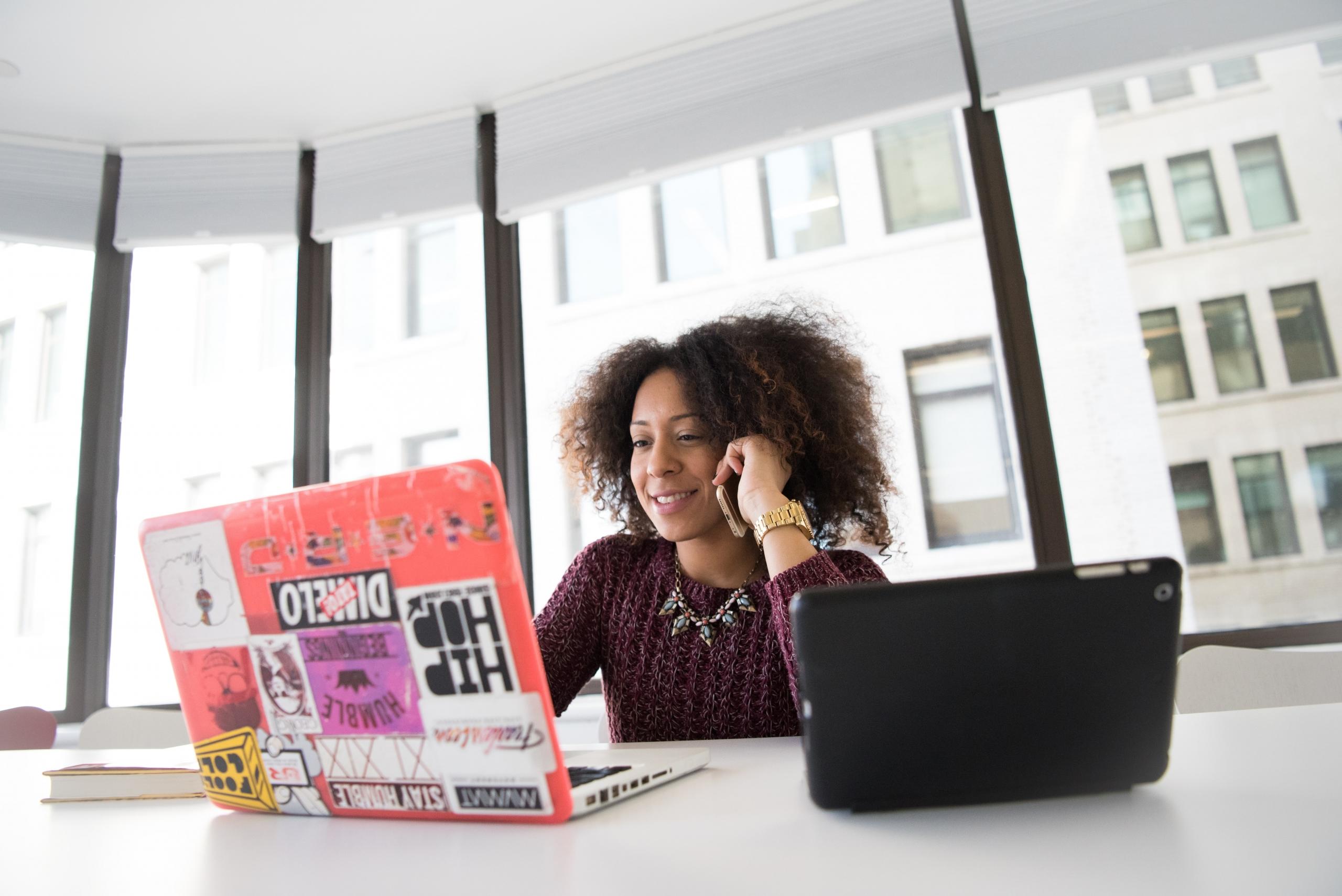 En student övar upp sin tyska genom tyska-lektioner online.