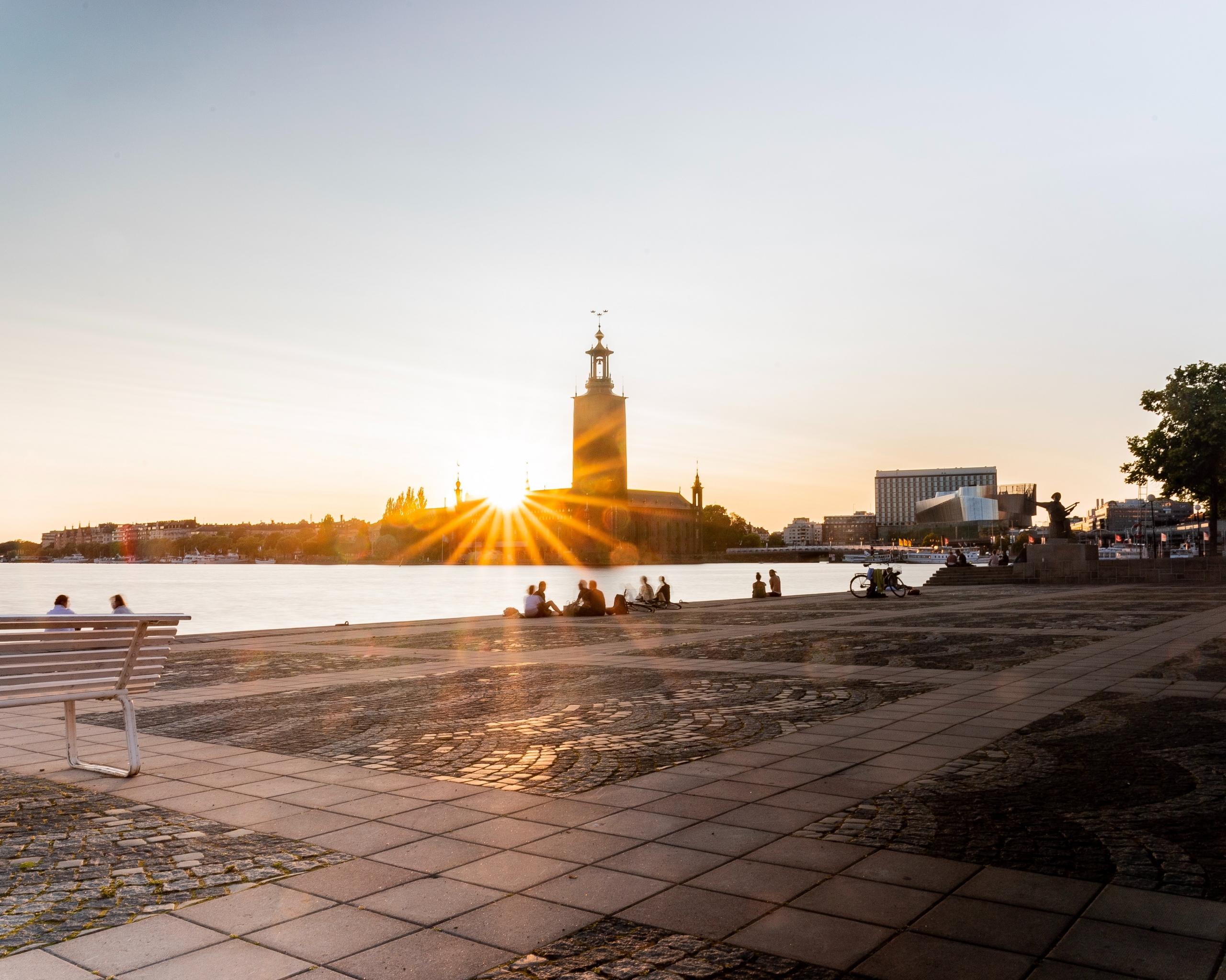 Stadshuset i Stockholm under solnedgång. 