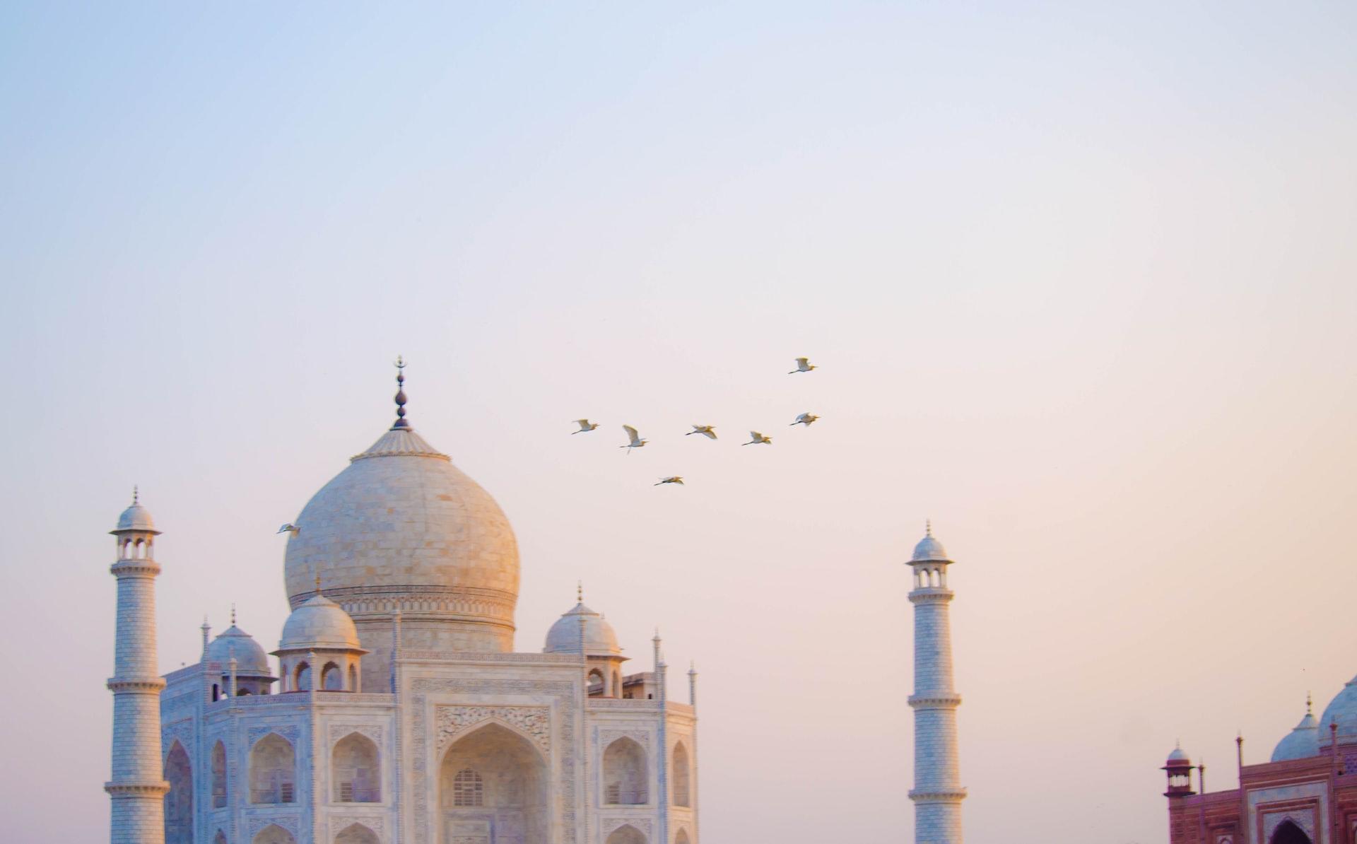 Moské mot en himmel i solnedgång