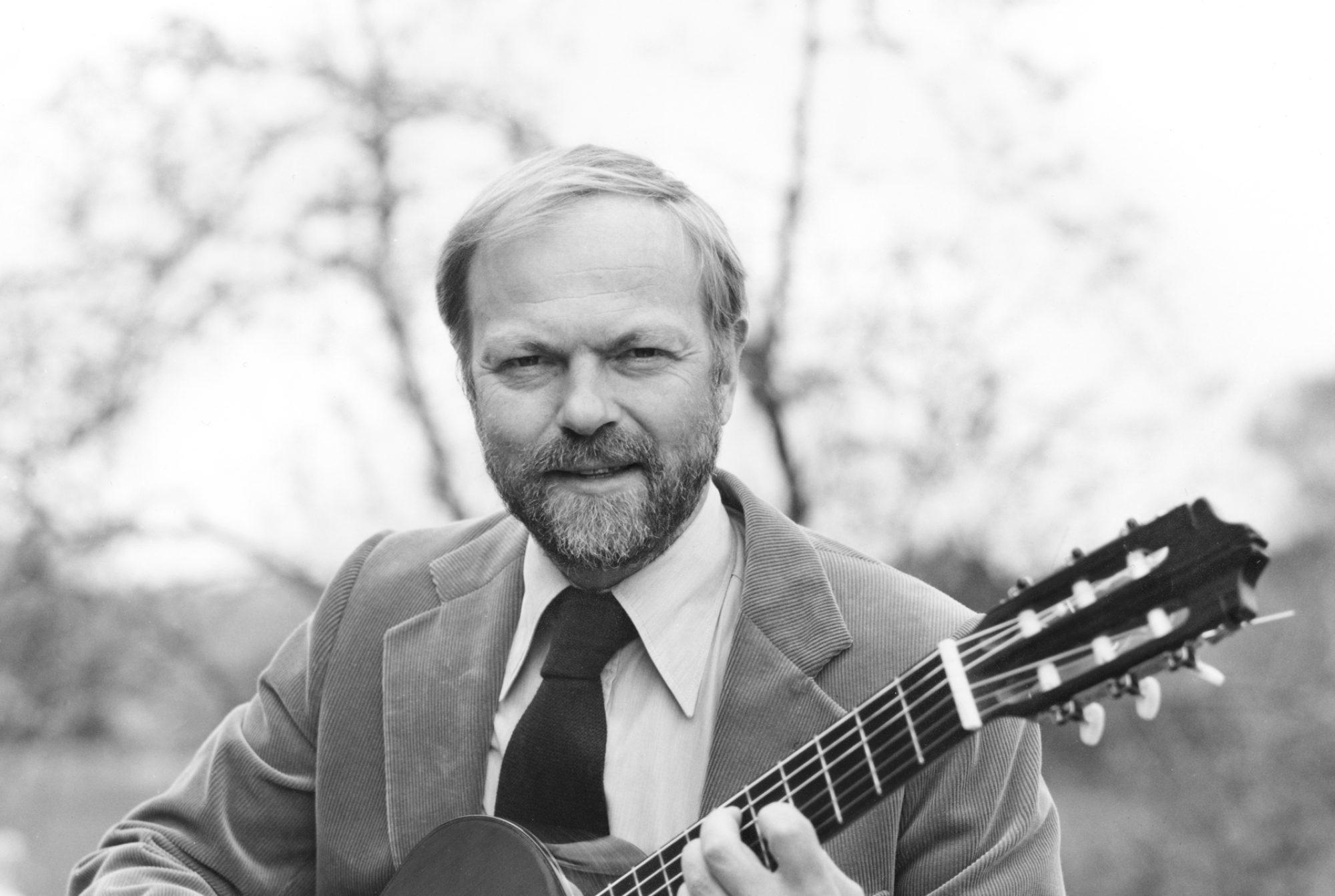 Olle Adolphsson med gitarren i högsta hugg