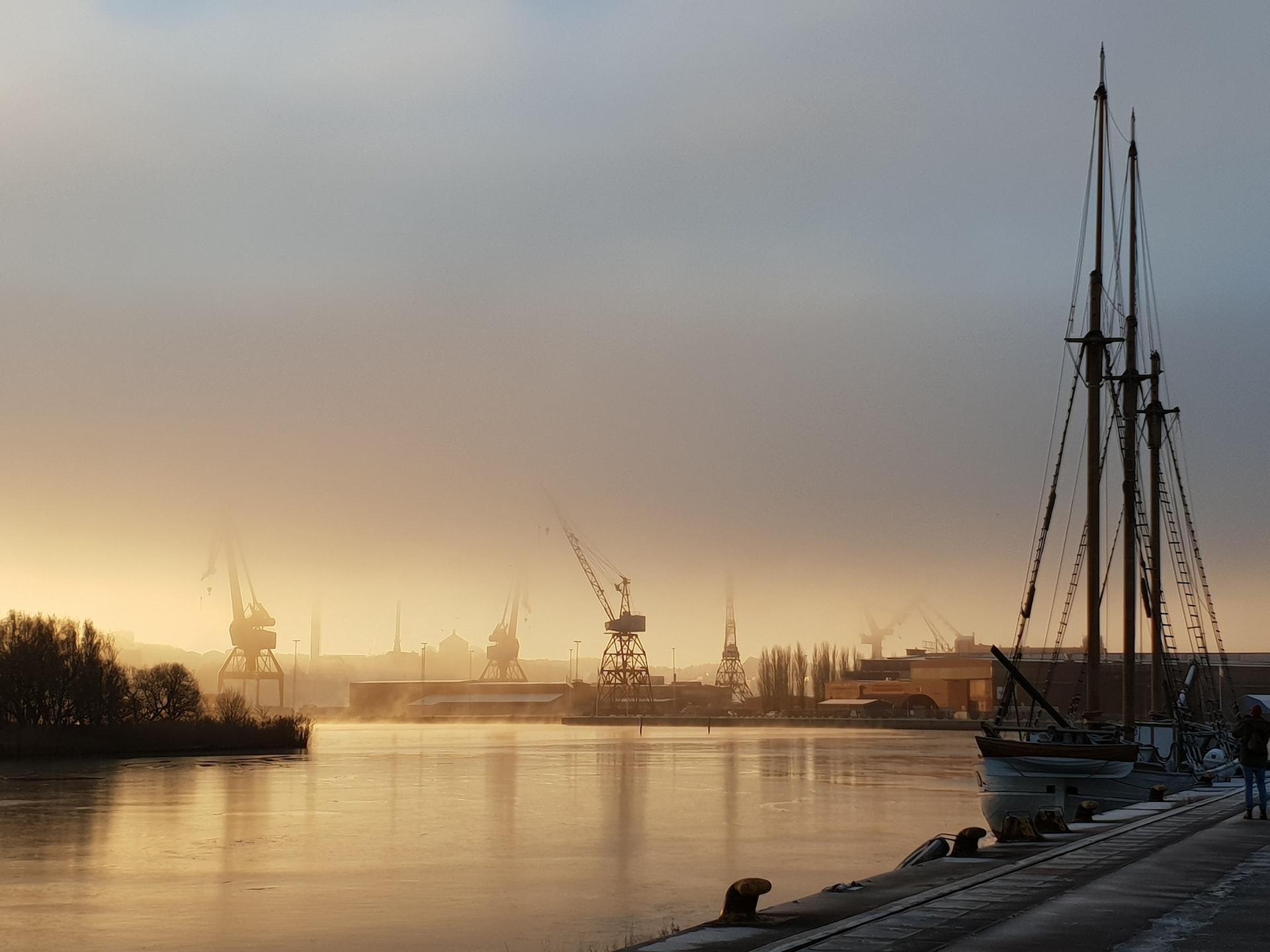 Göteborgs hamn i solnedgången