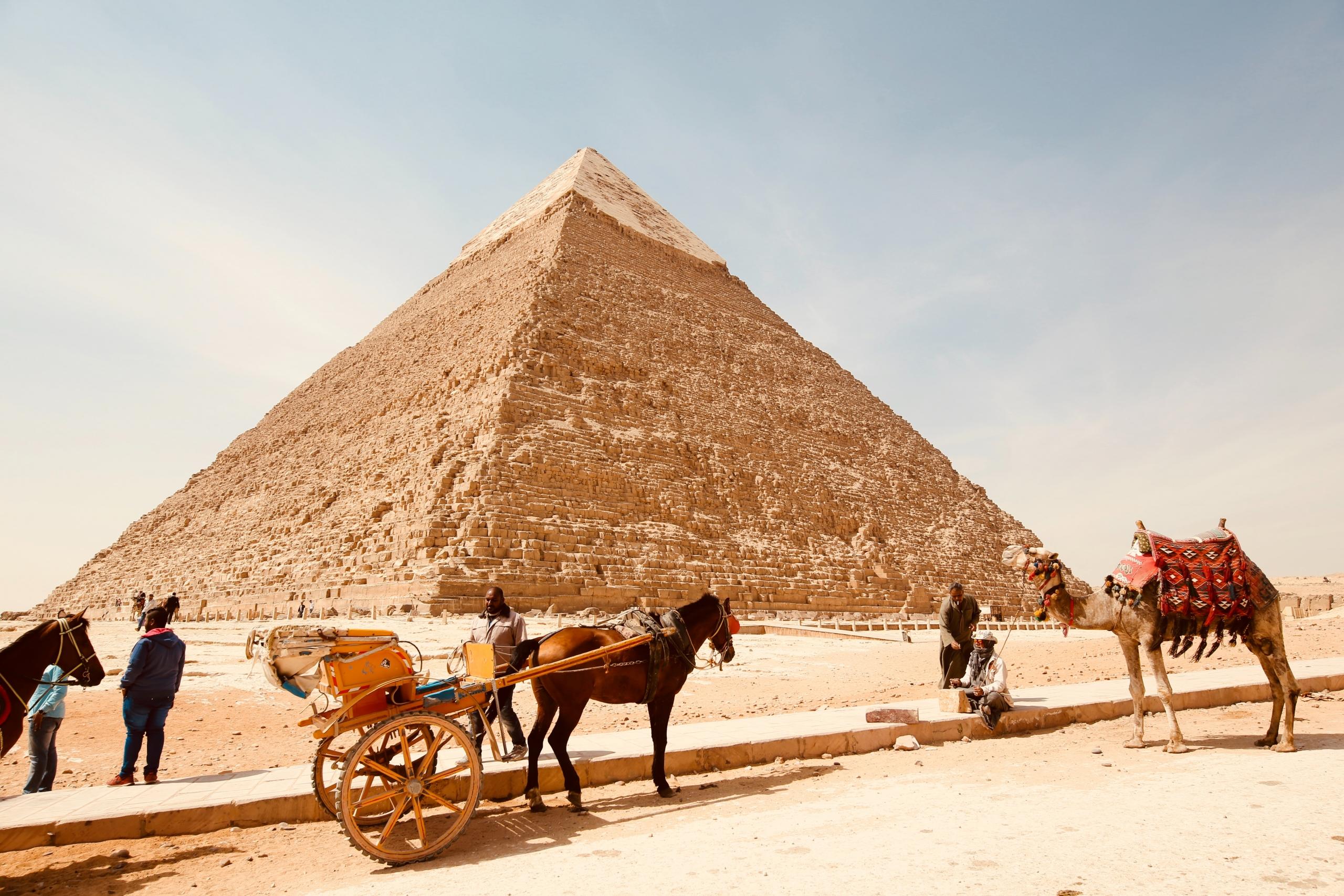 Thales studerade de egyptiska pyramiderna.