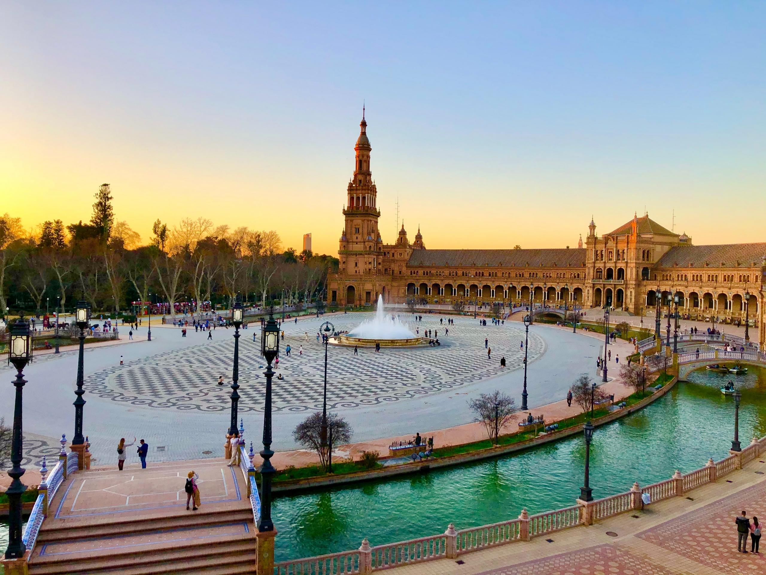 Sevilla i solnedgången, staden där Colombus grav finns. 
