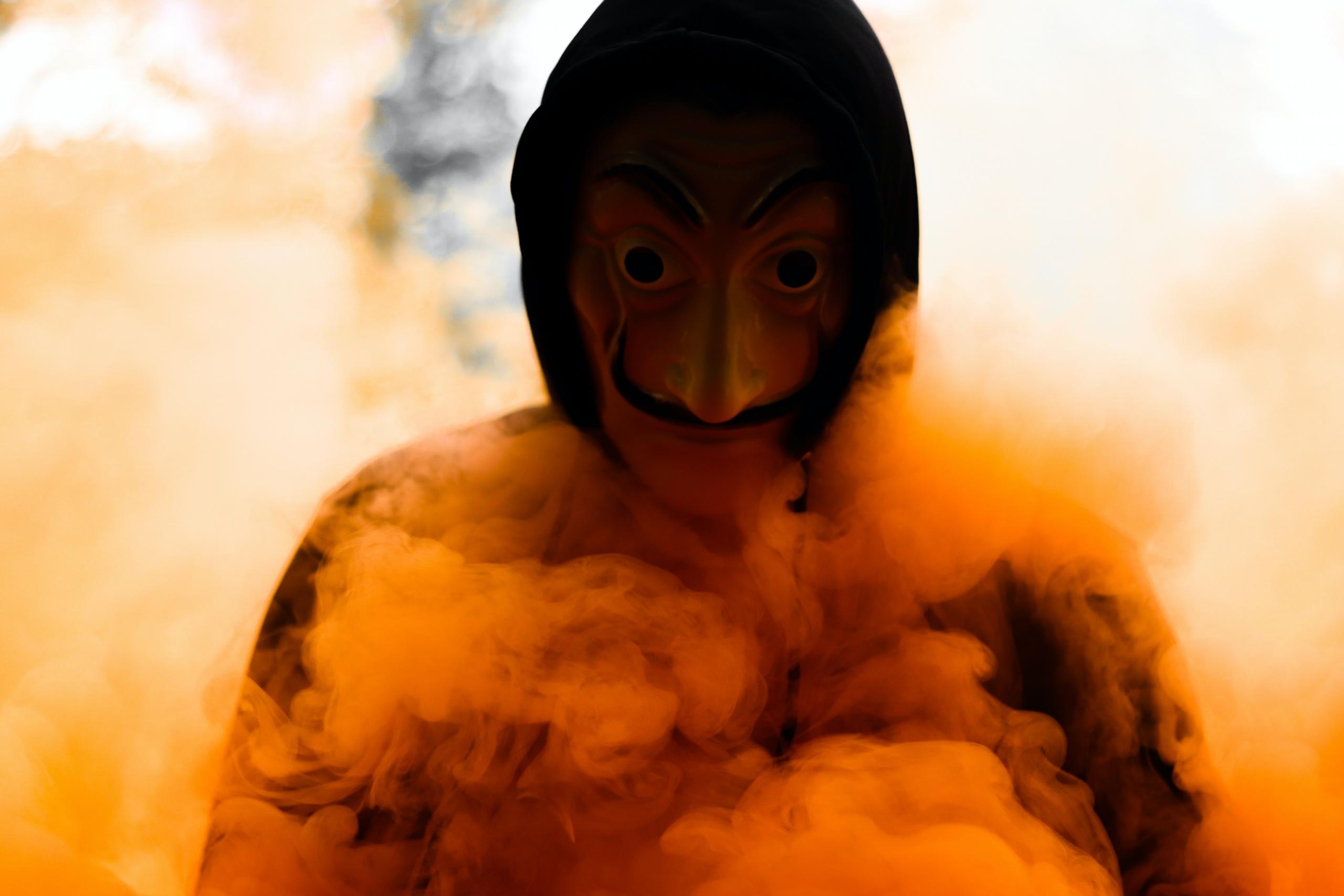 En av karaktärerna från serien Casa de Papel iklädd sin mask.