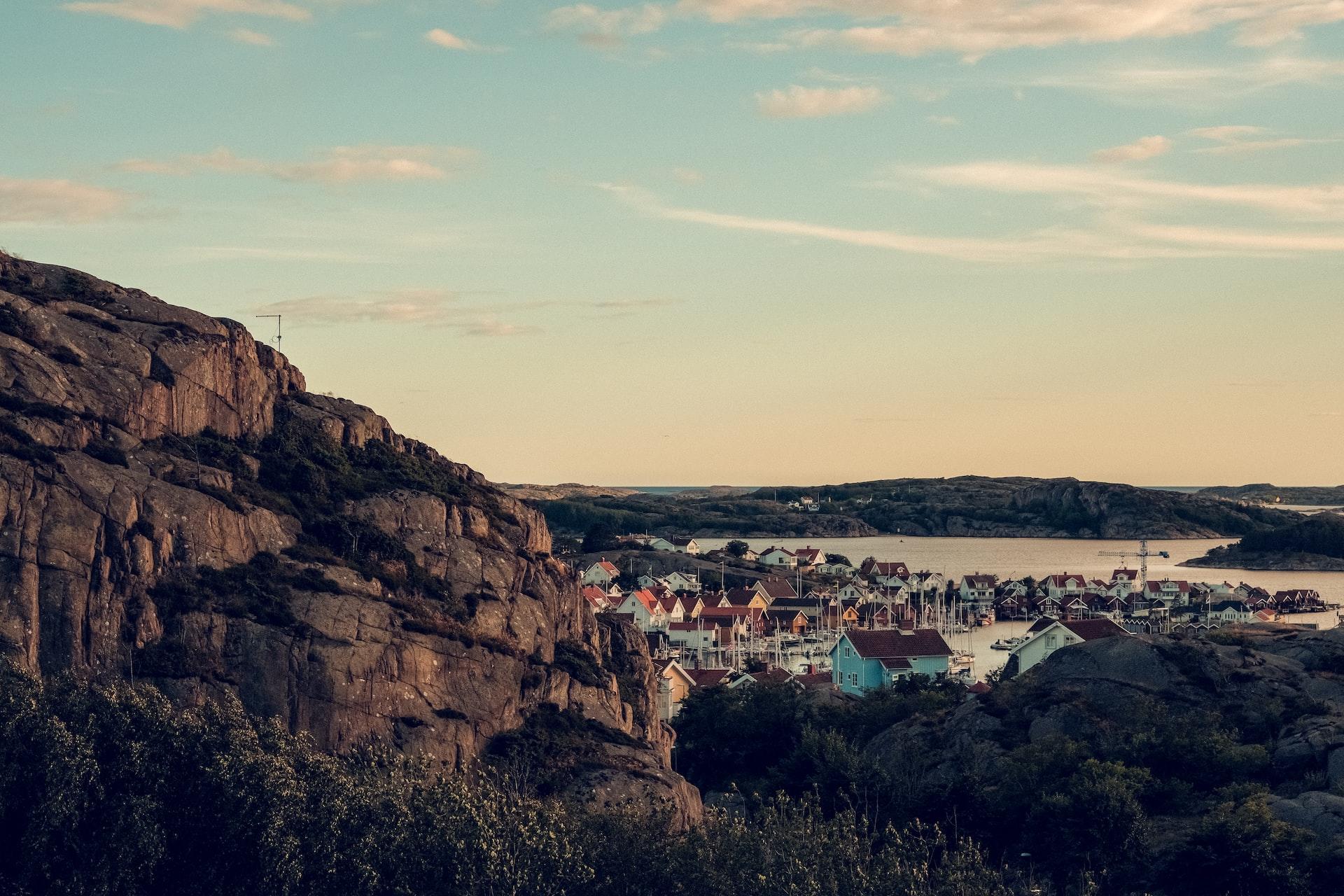 Utssikt över hamnen i Fjällbacka på Västkusten i Sverige.