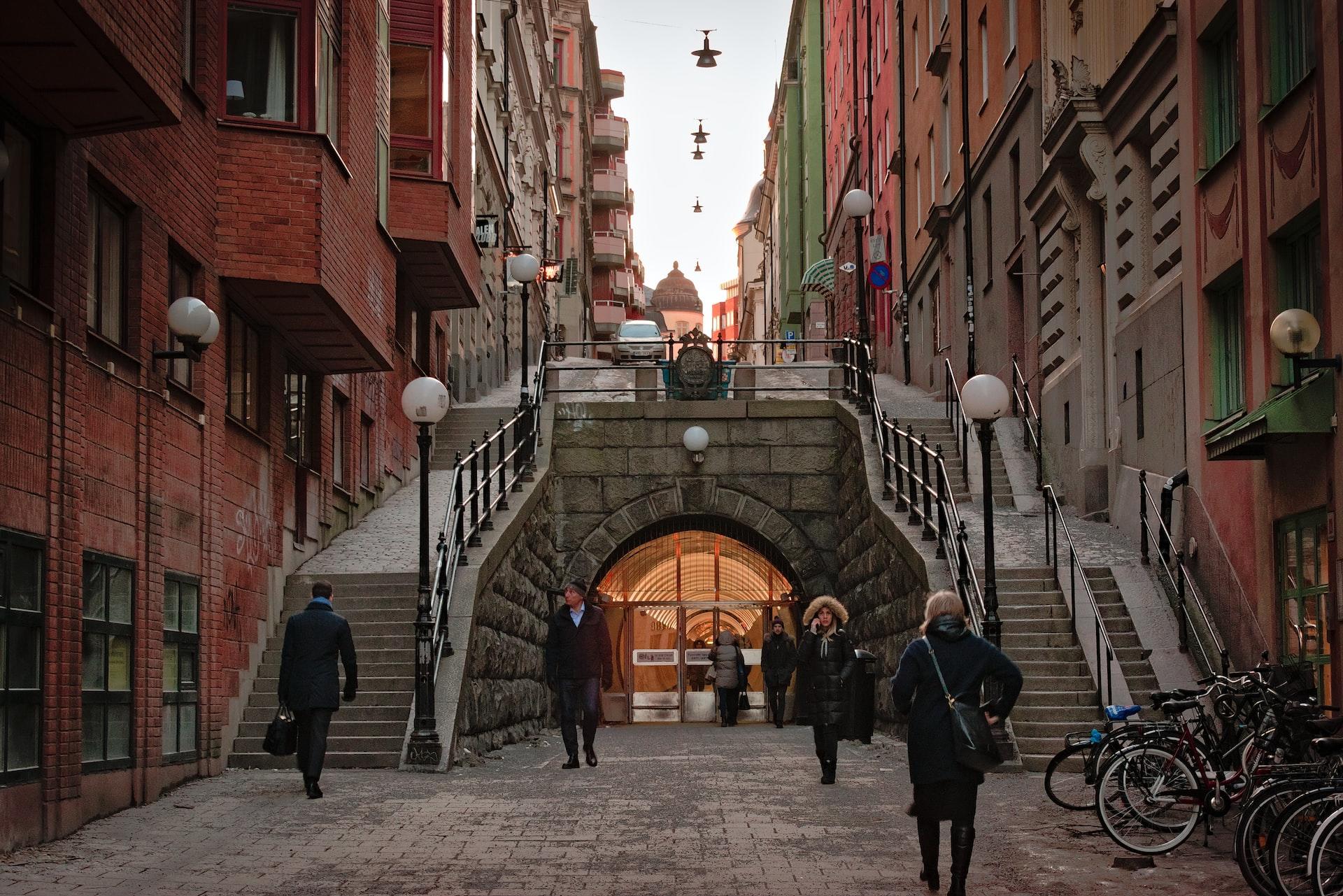 Människor som rör sig vid Brunkebergtunneln i Stockholm