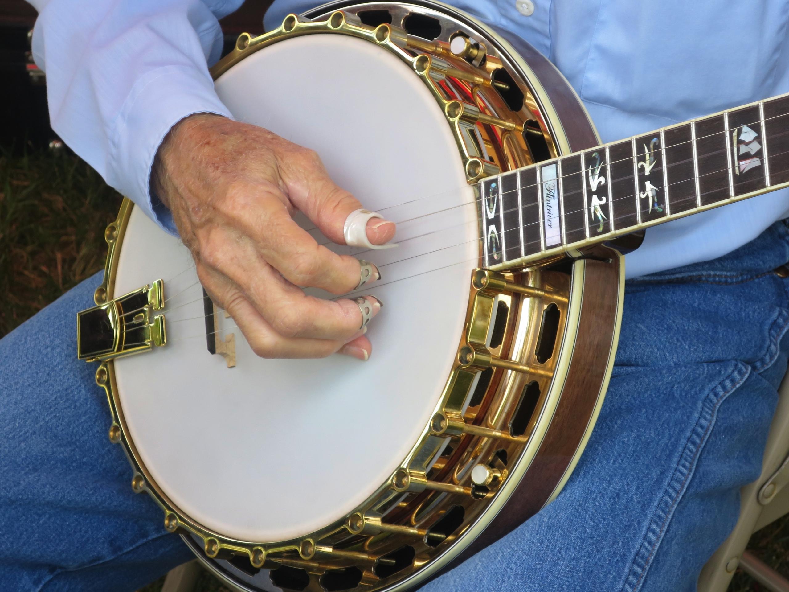 En man spelar på sin förgyllda banjo.