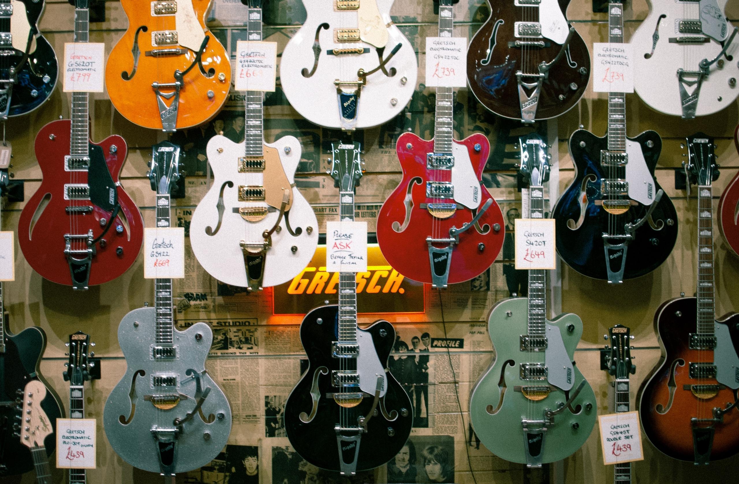 Ett stort utbud av gitarrer i en musikaffär.