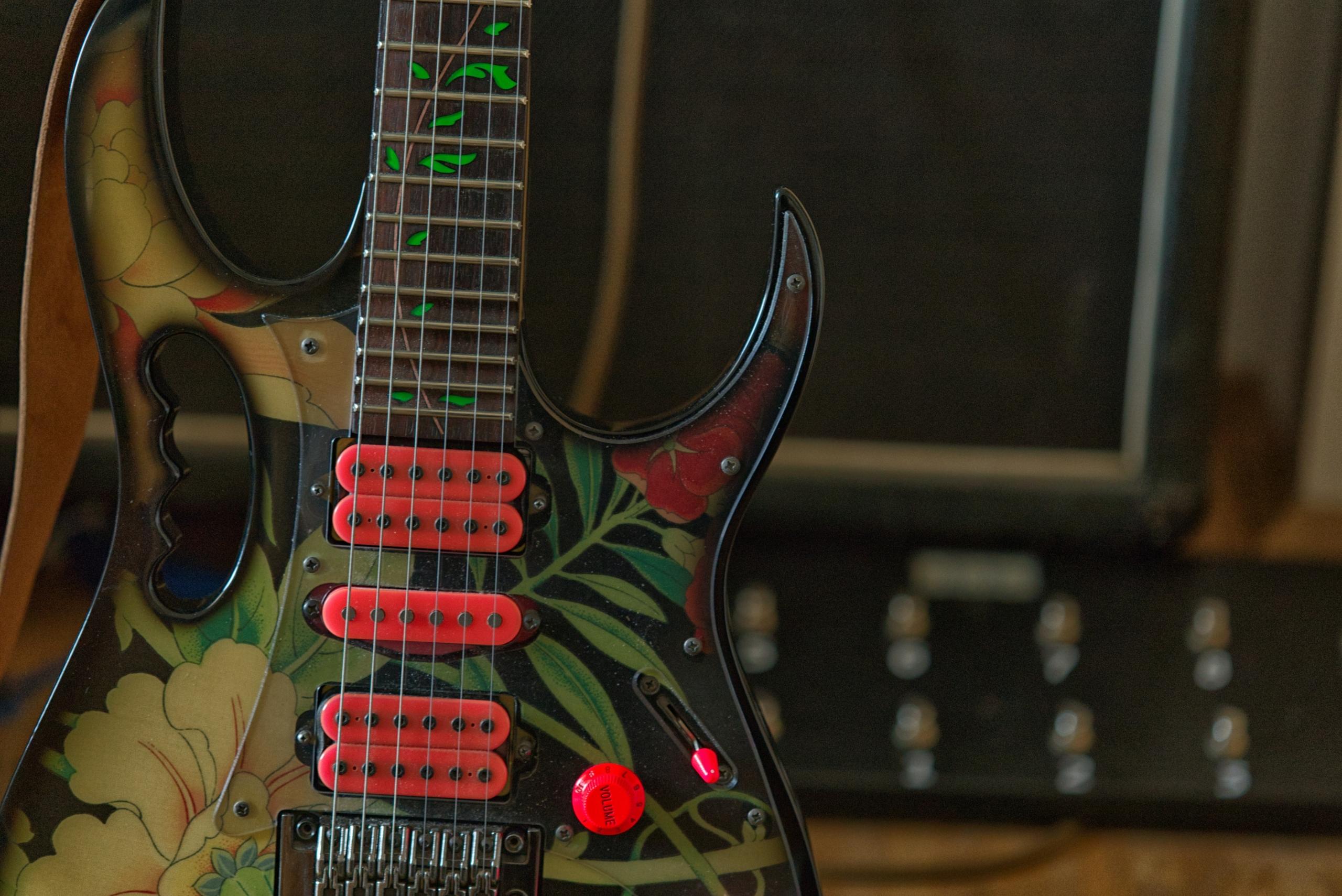 En färgglad och specialdesignad Ibanez-gitarr.