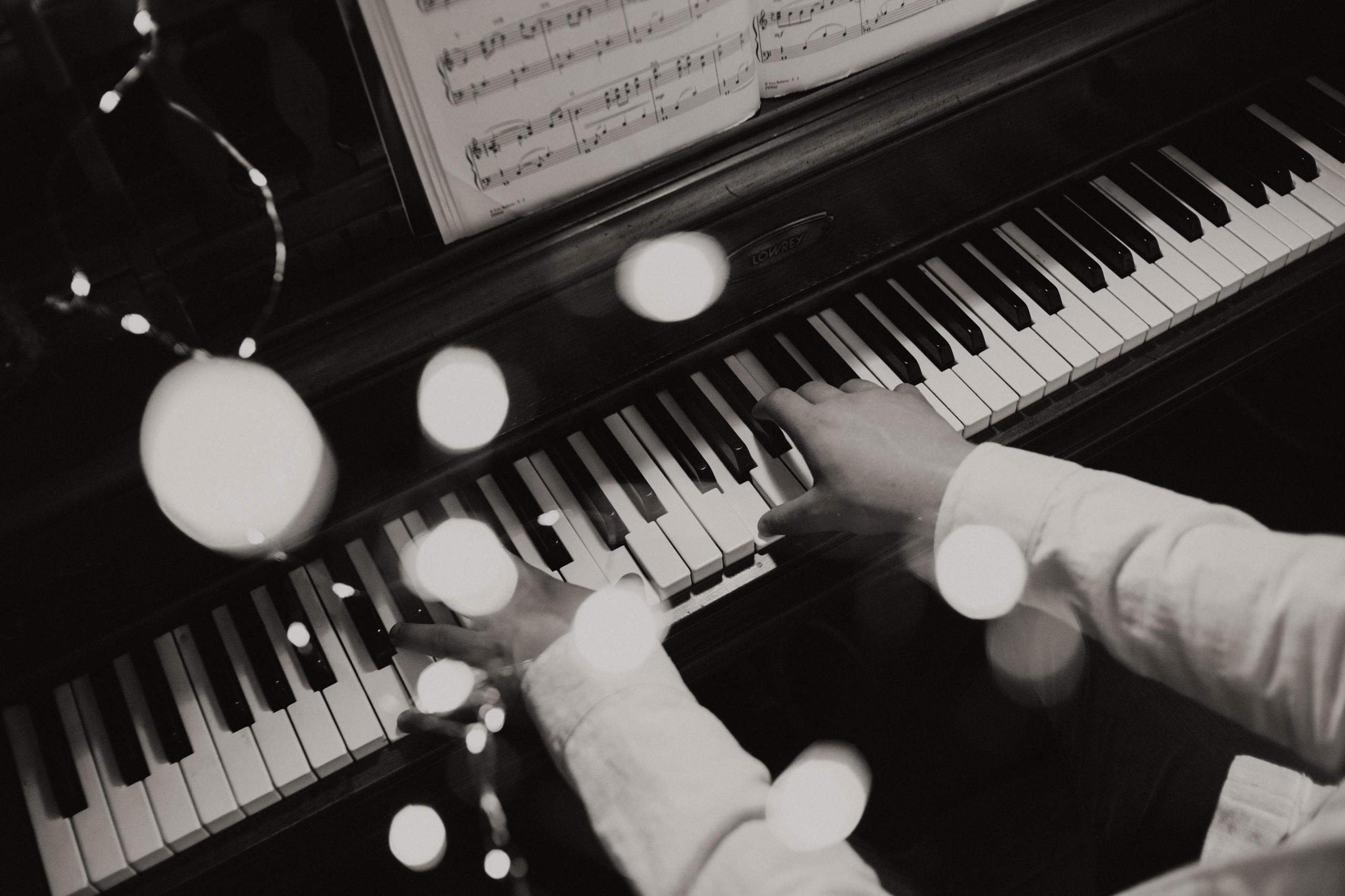 Pianist spelar piano efter noter