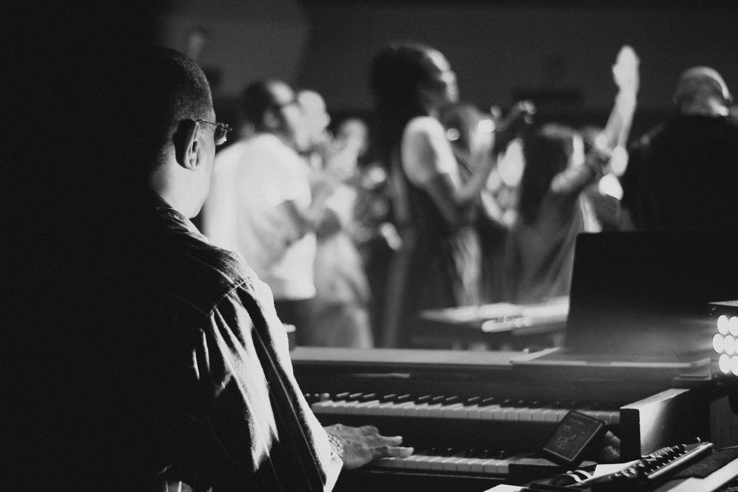 Spelar piano på konsert