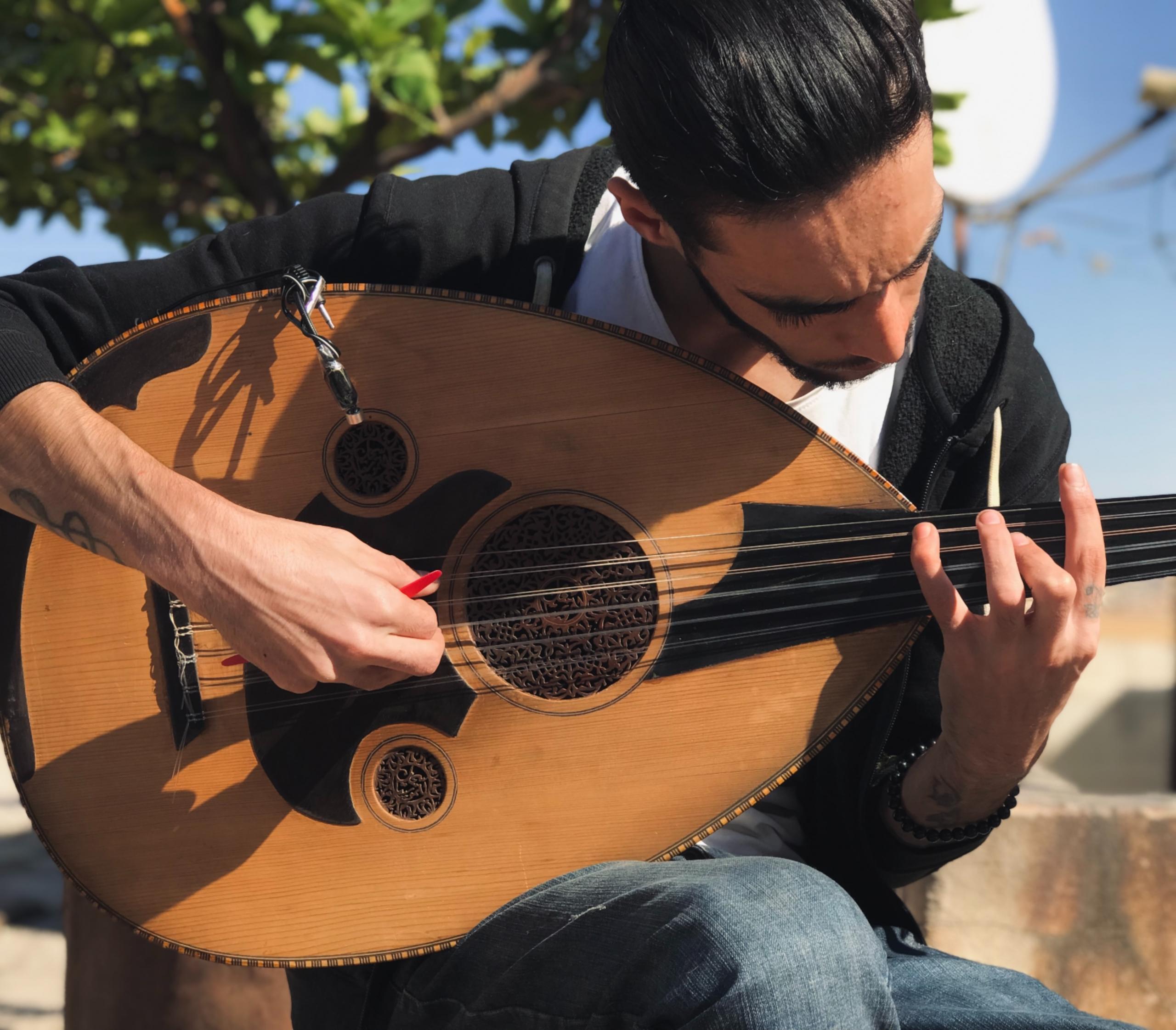 En musiker spelar på sin luta.