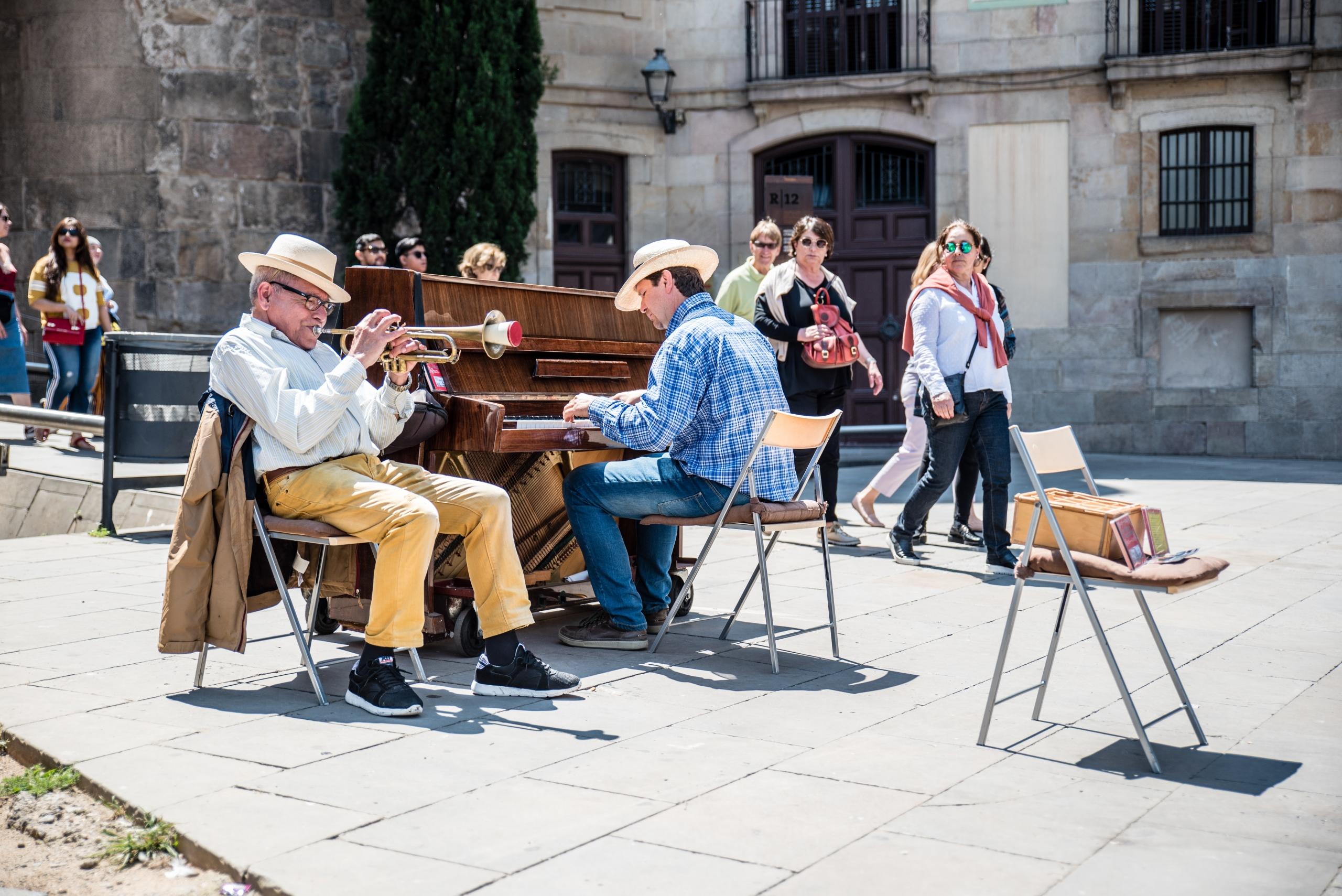 Piano och trumpet på torg I Barcelona