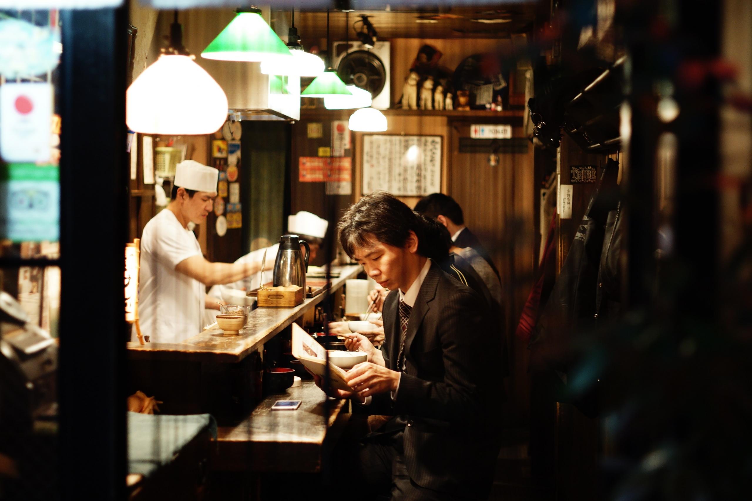Läser koreanska romaner på restaurang