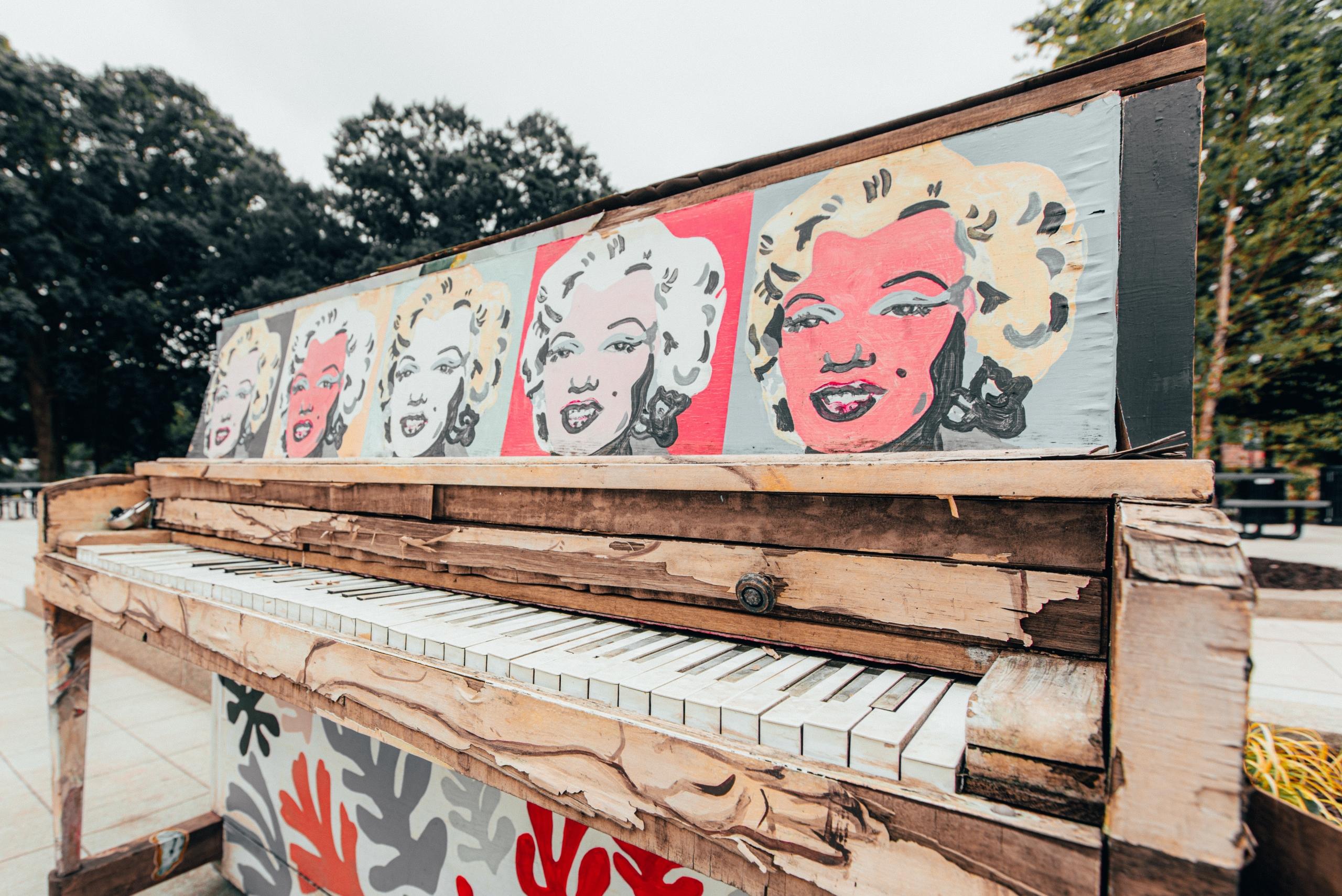 Marilyn Monroe på ett piano på gatan