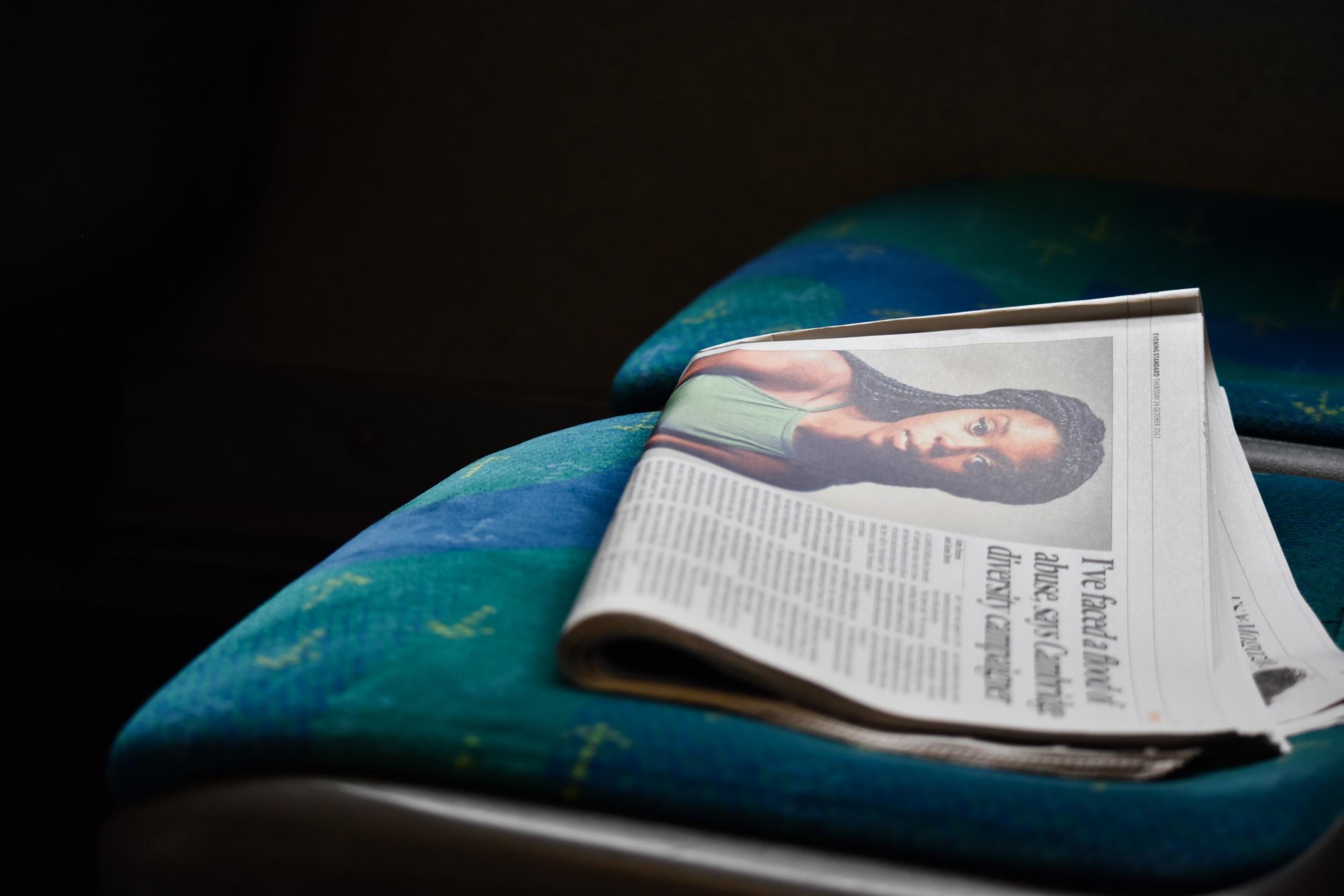 Brittisk tidning på buss i London