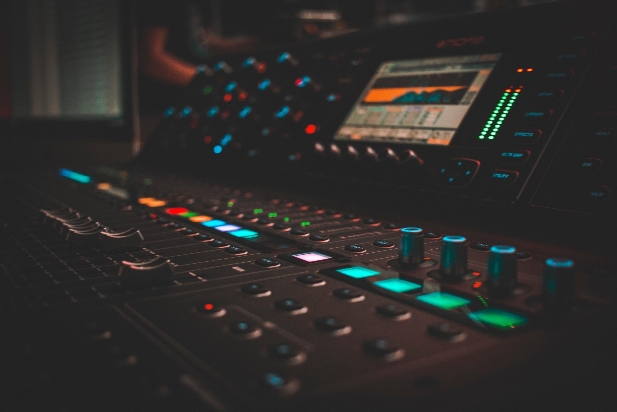 Ett enormt studio-mixerbord.