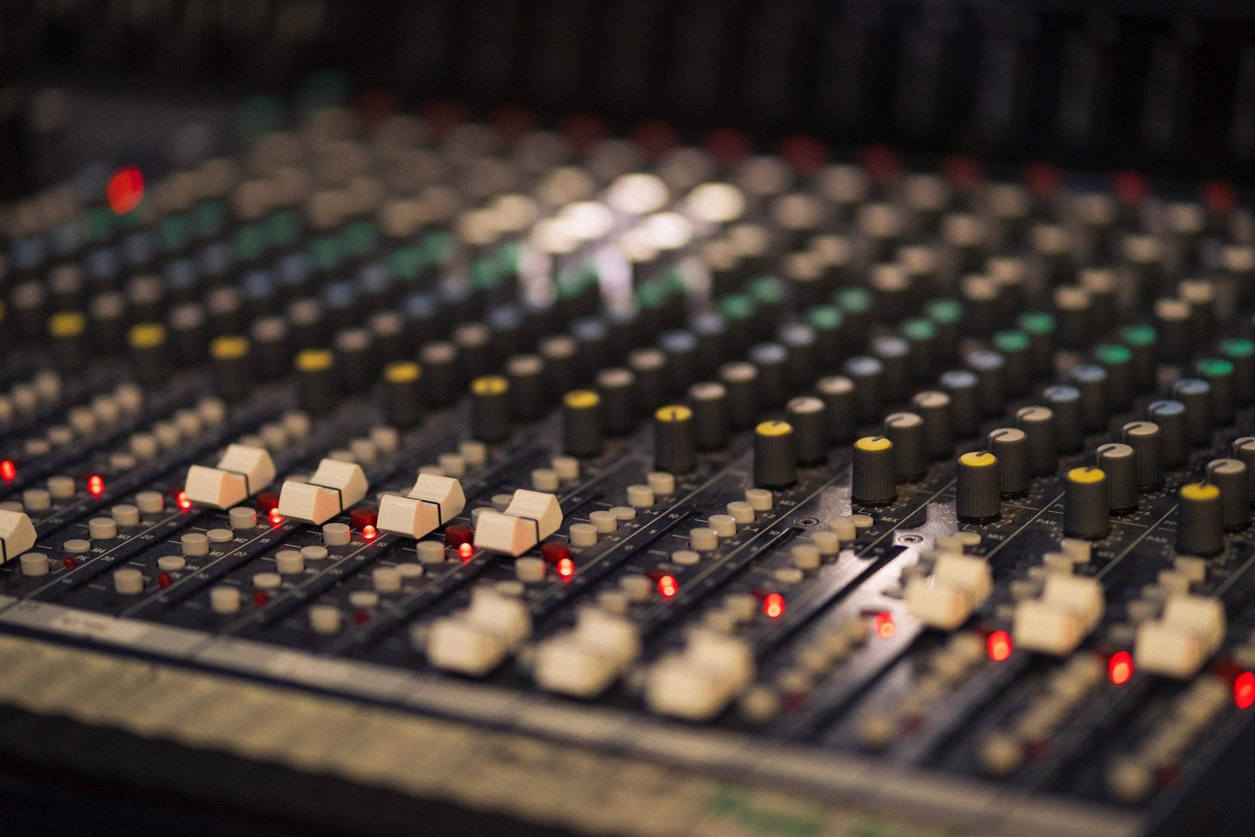 Ett mixerbord i en studio.