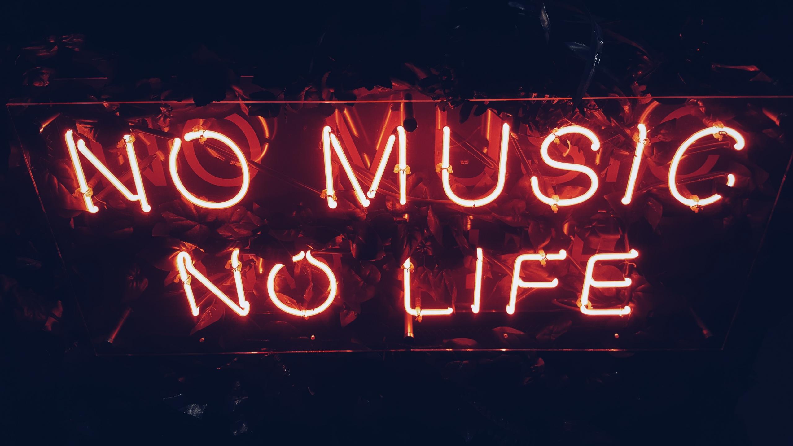 Neonskylt som uppmuntrar till ett liv med musik