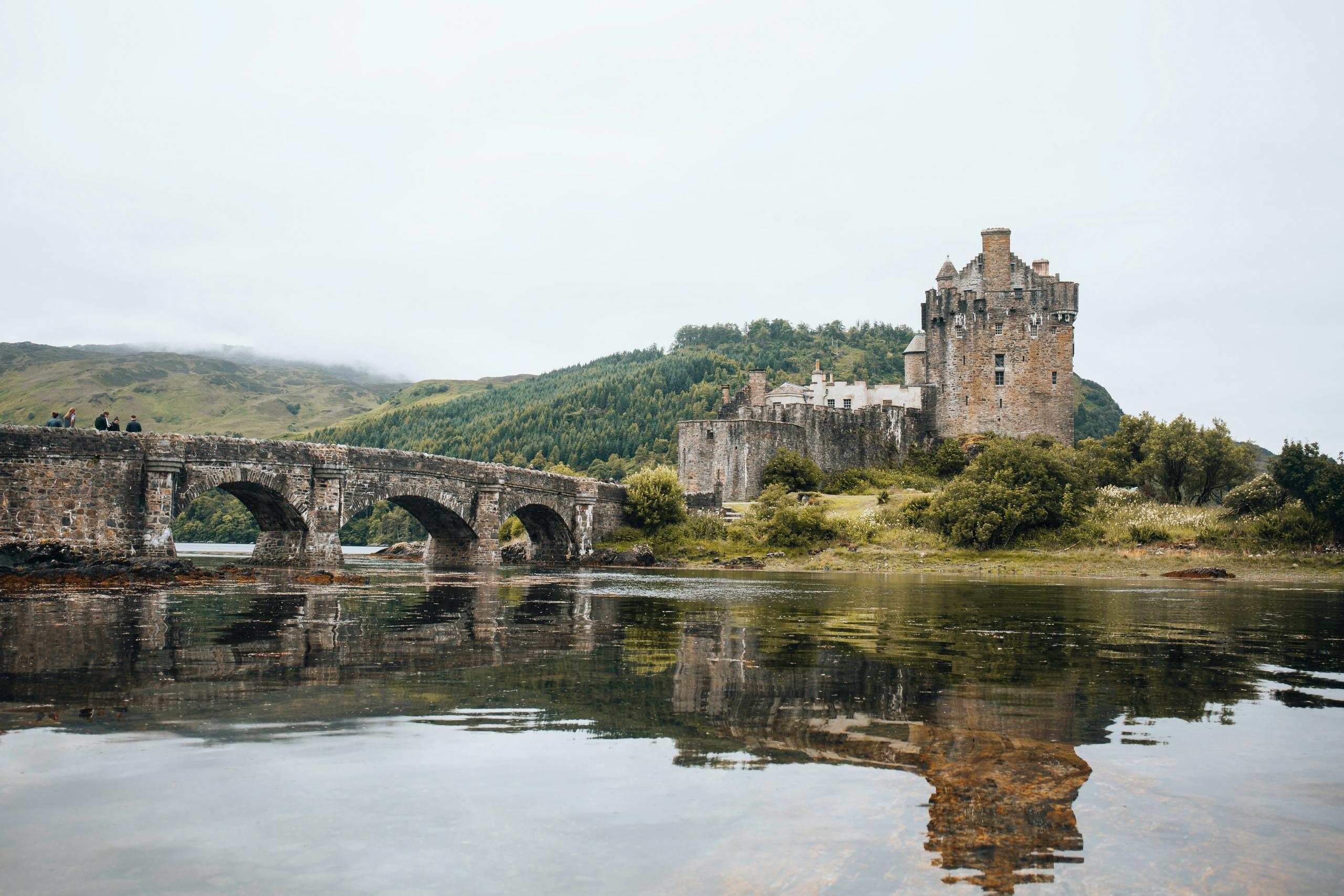 Eilean Donan-slottet reflekteras i vattnet.