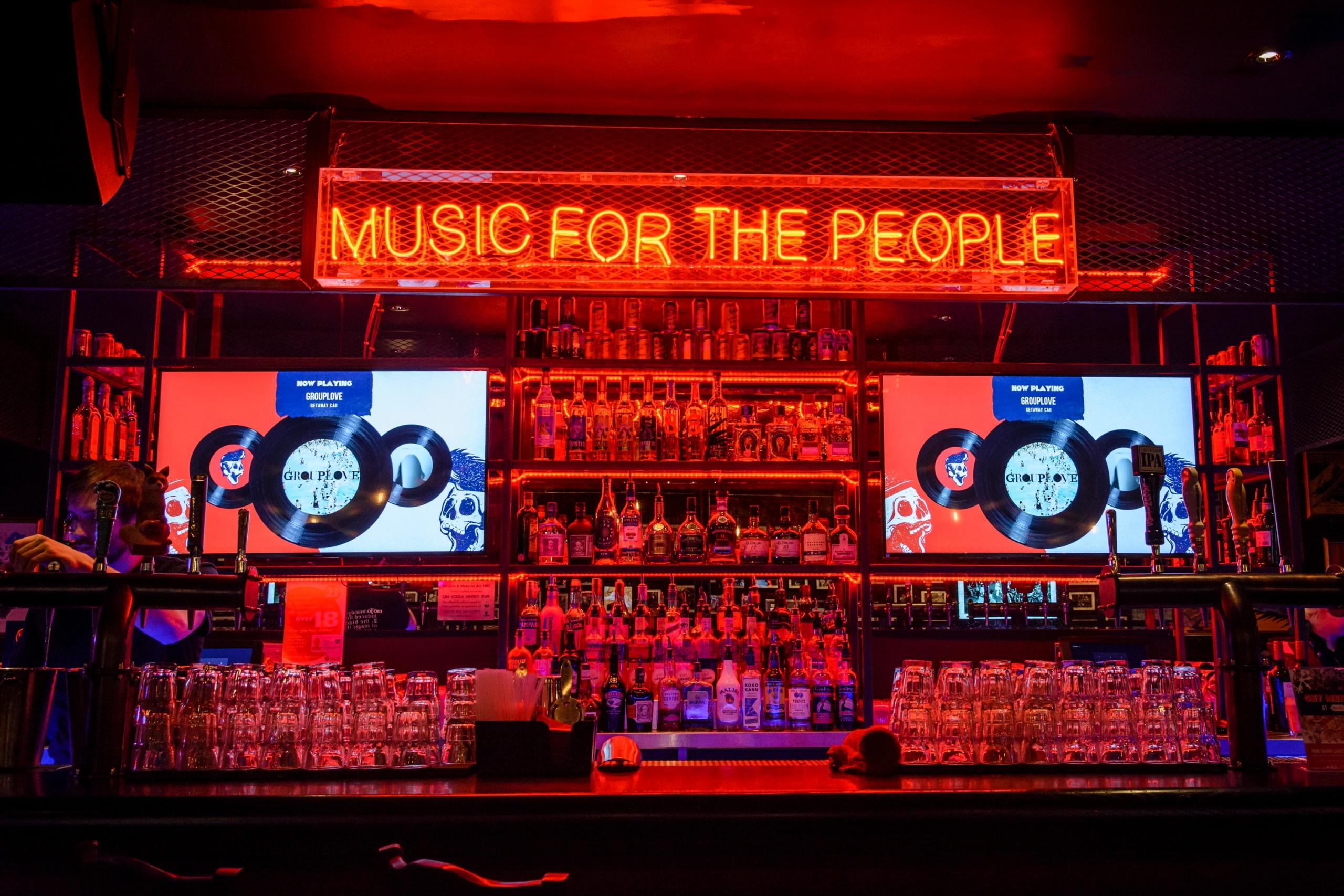 neonskylt i musikaffär