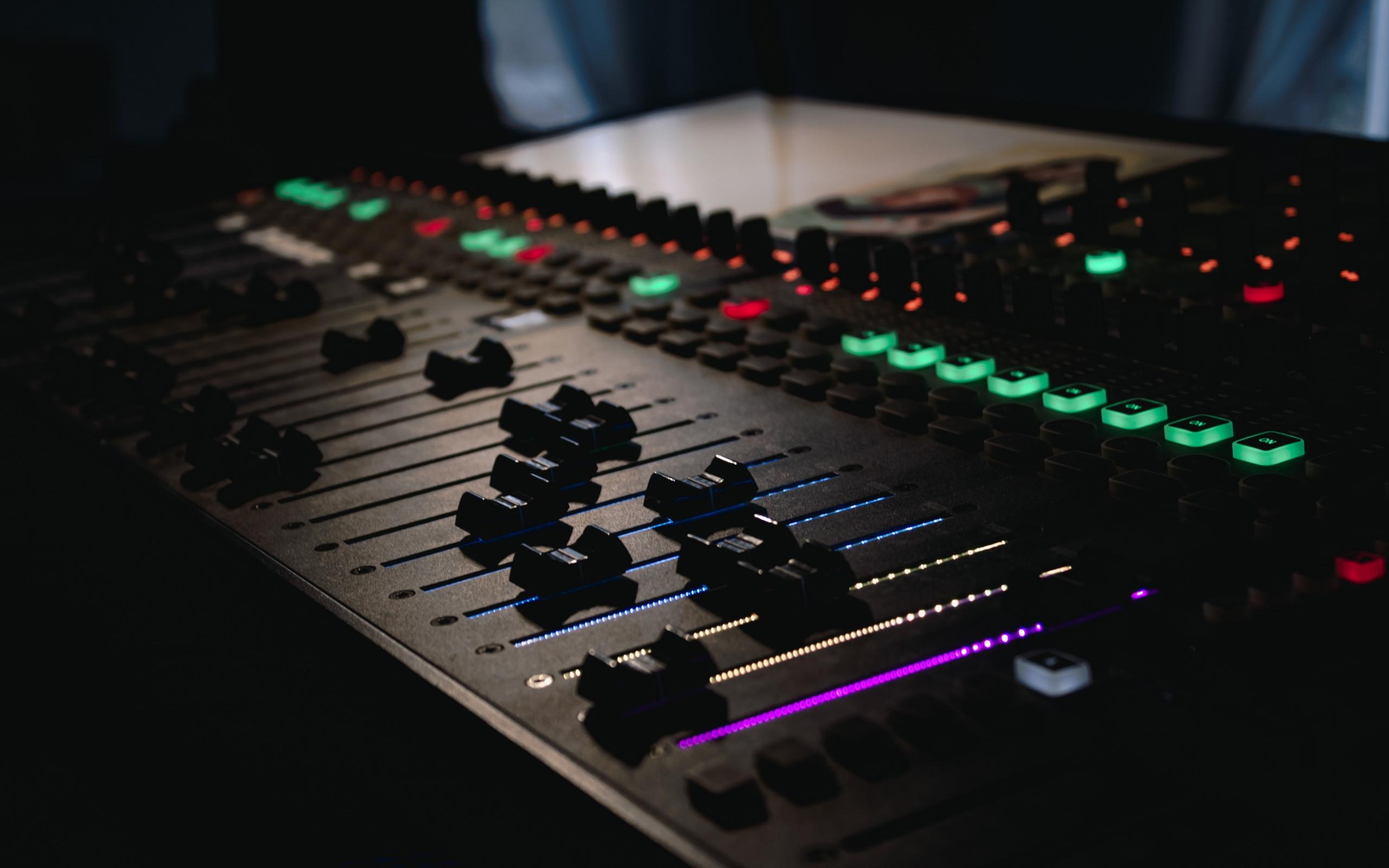 Ett stort mixerbord inuti en musikstudio.