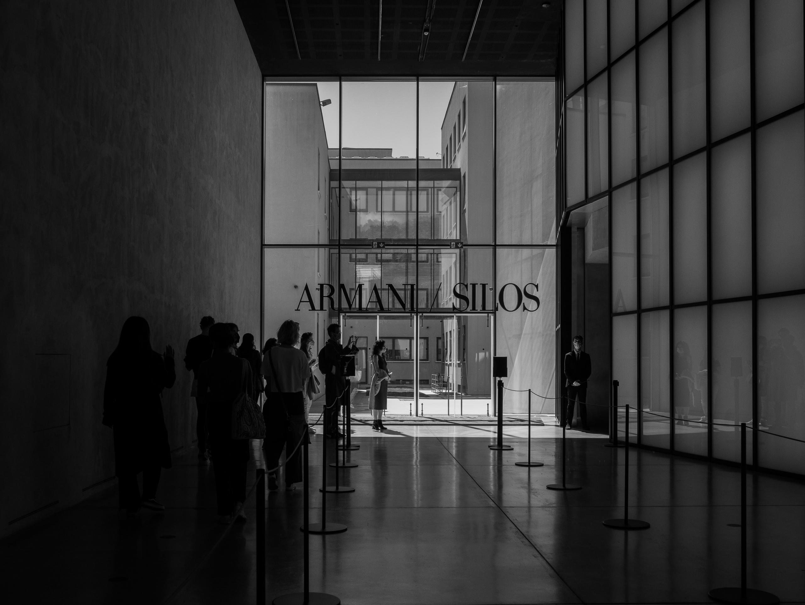 Armani är ett globalt modemärke med sitt ursprung i Italien