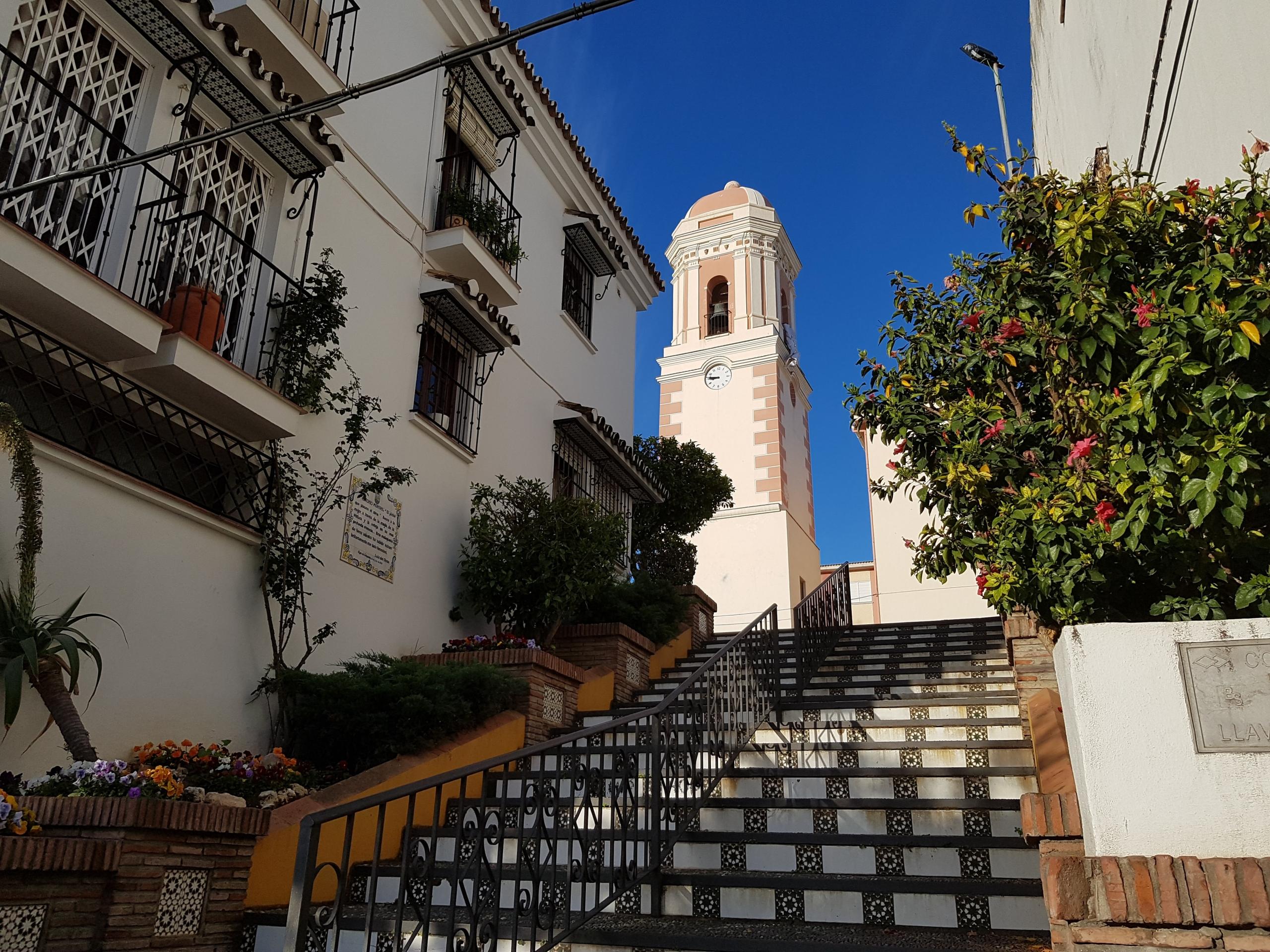 En trappa som leder upp till en vacker kyrka i Andalusien.